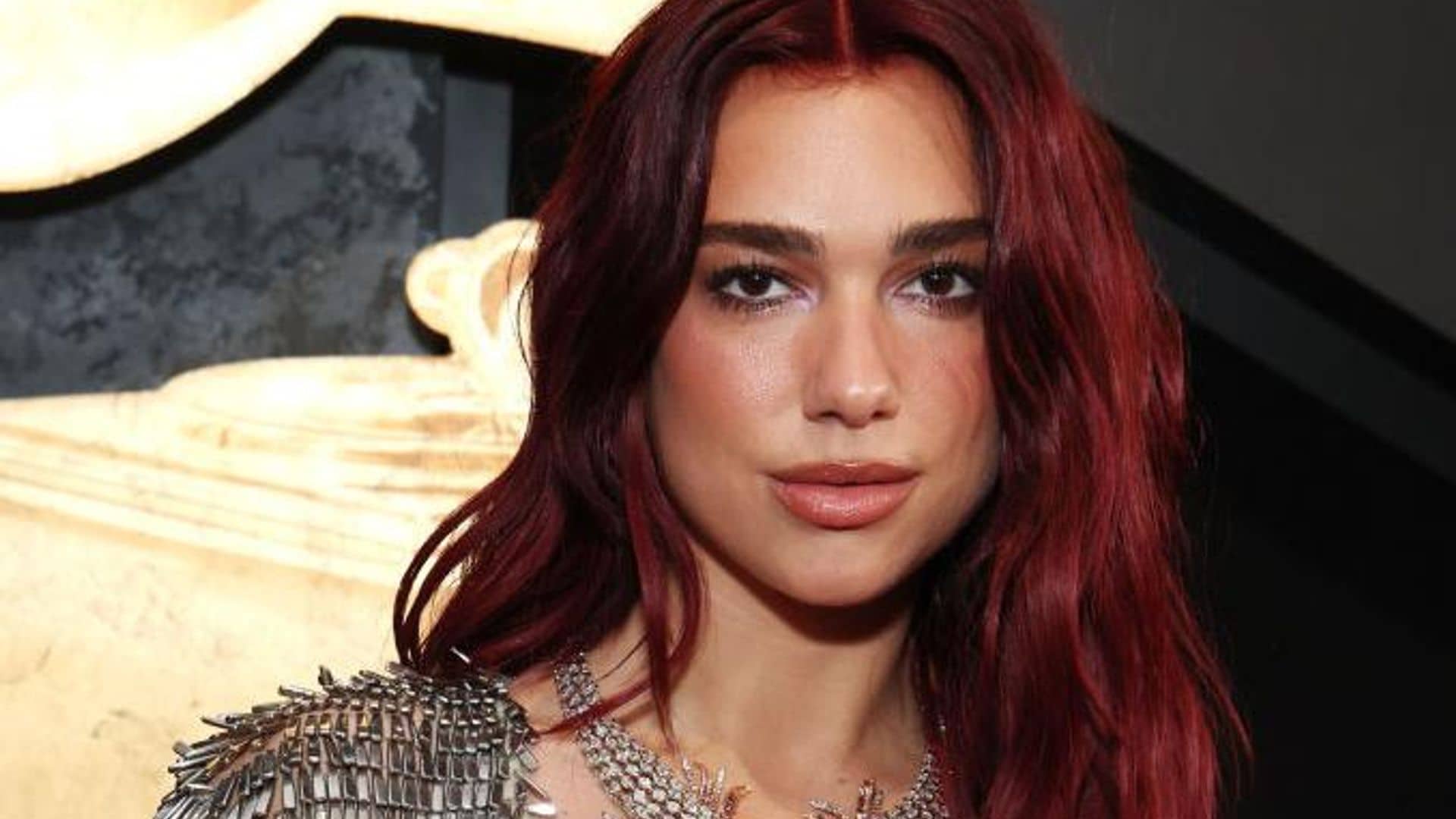 Esto es lo que debes saber antes de teñirte el cabello rojo como Dua Lipa