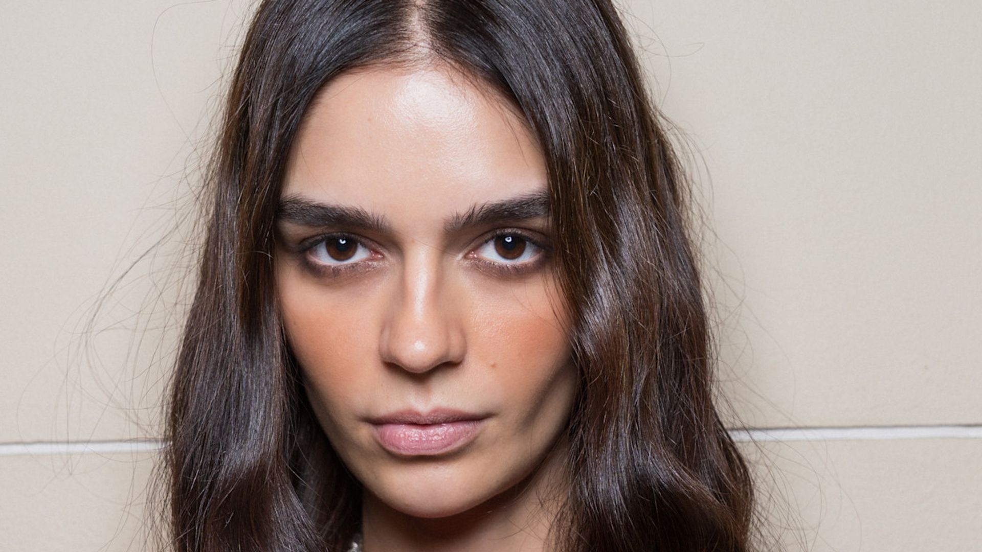 Modelo en el backstage de Johanna Ortiz con pelo moreno y largo