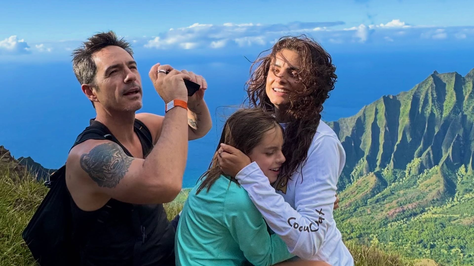 Mauricio Ochmann, Aislinn Derbez y su hija Kailani durante su viaje a Kauai, en Hawái.