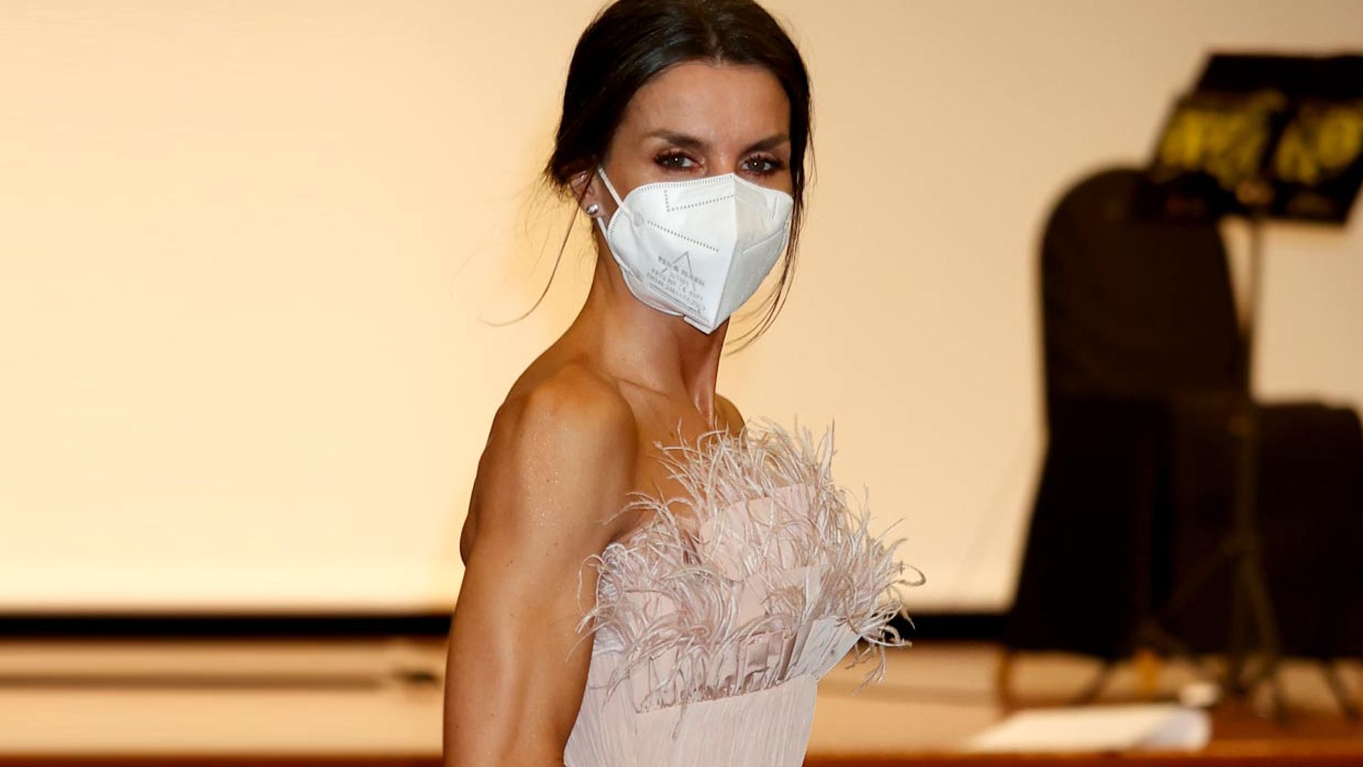 Doña Letizia impacta en Andorra con su delicado corsé de plumas
