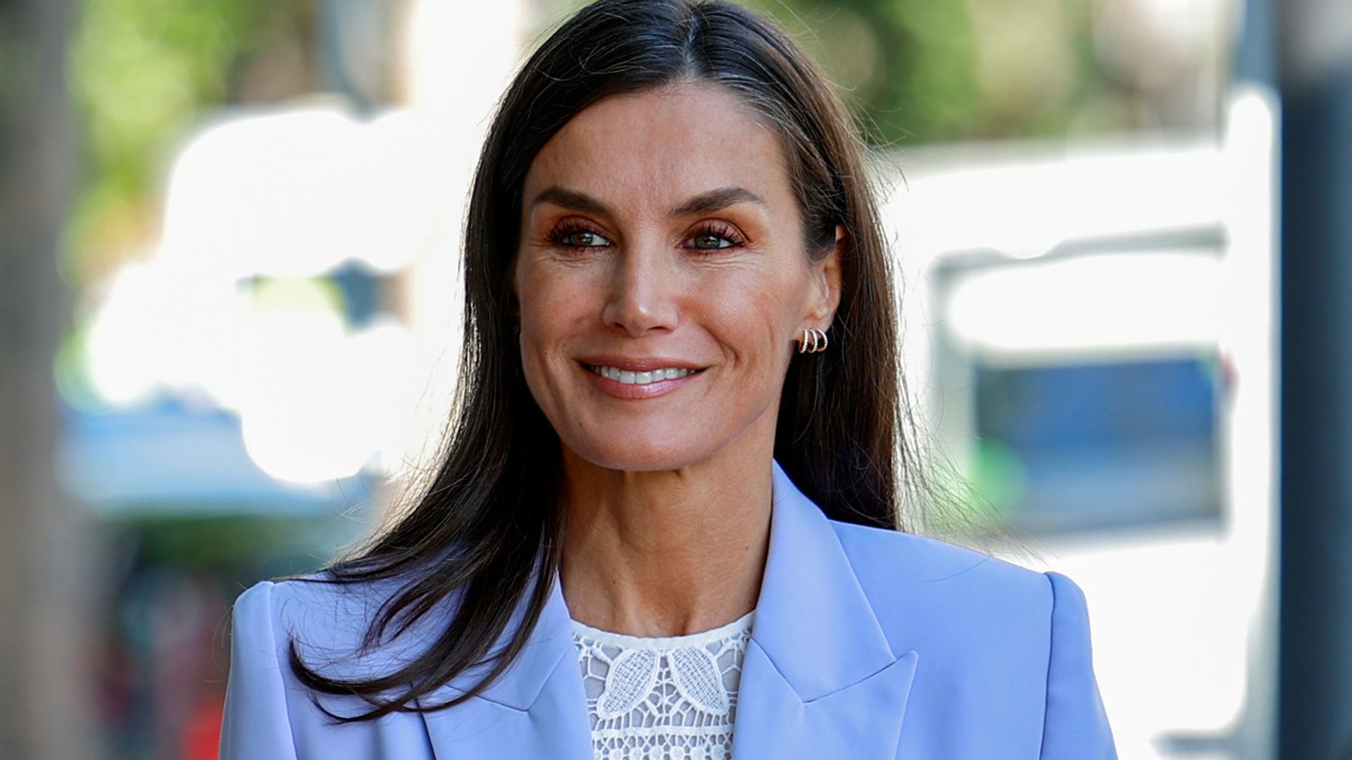 El conjunto ganador de la reina Letizia con un traje de color y top artesanal de encaje