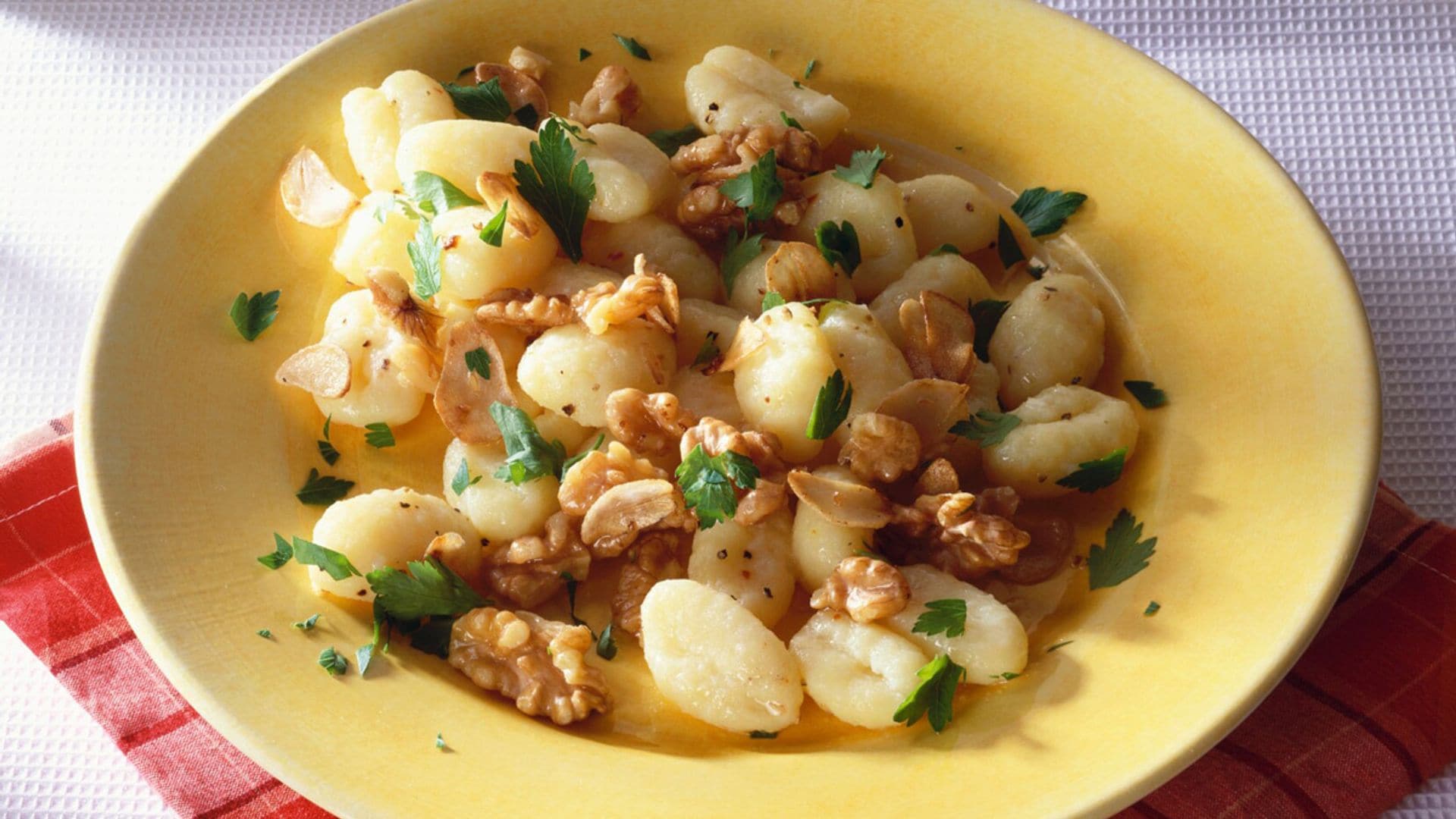 Gnoccis con mantequilla de ajo y nueces