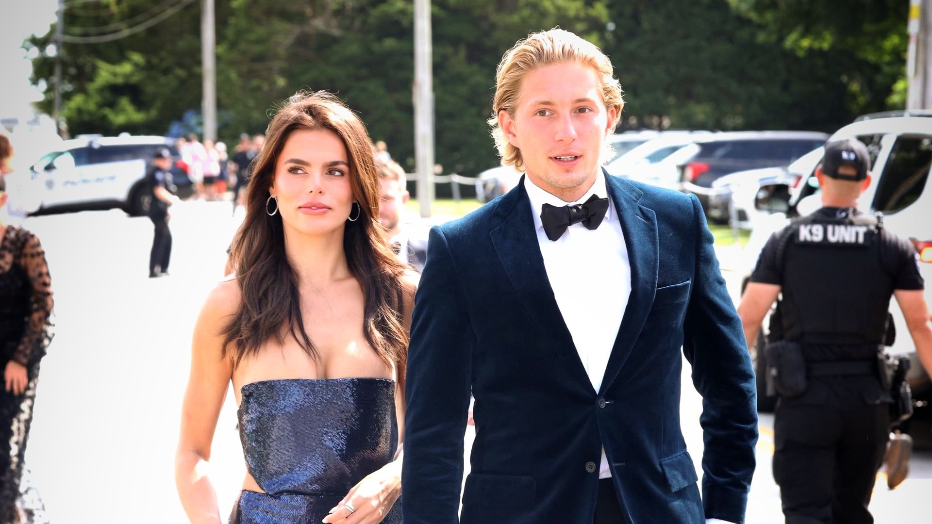 Plano entero de Constantino Alexios de Grecia y su novia Brooks Nader