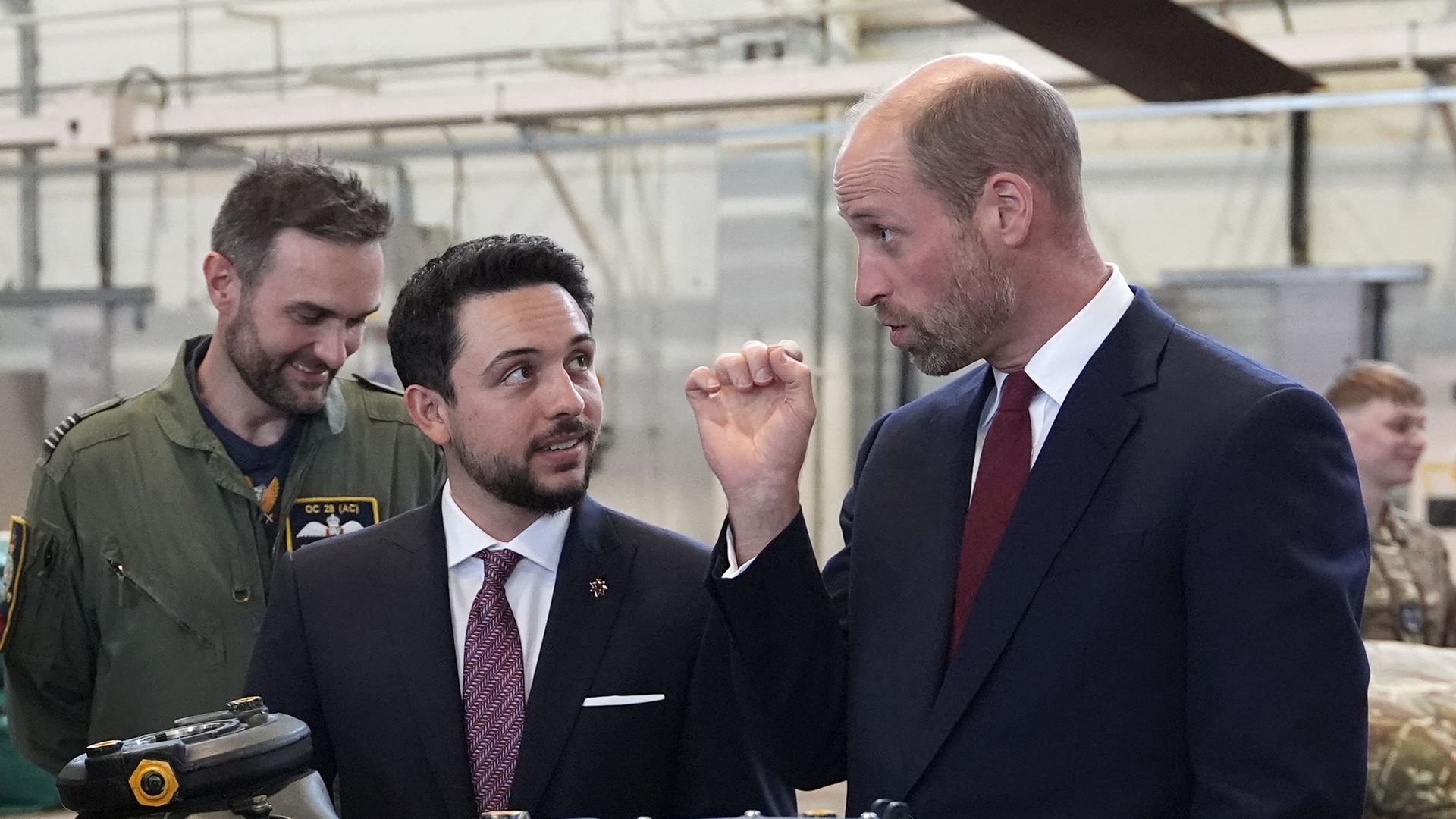 El príncipe Guillermo se reúne con Hussein de Jordania en una base aérea cerca de Londres