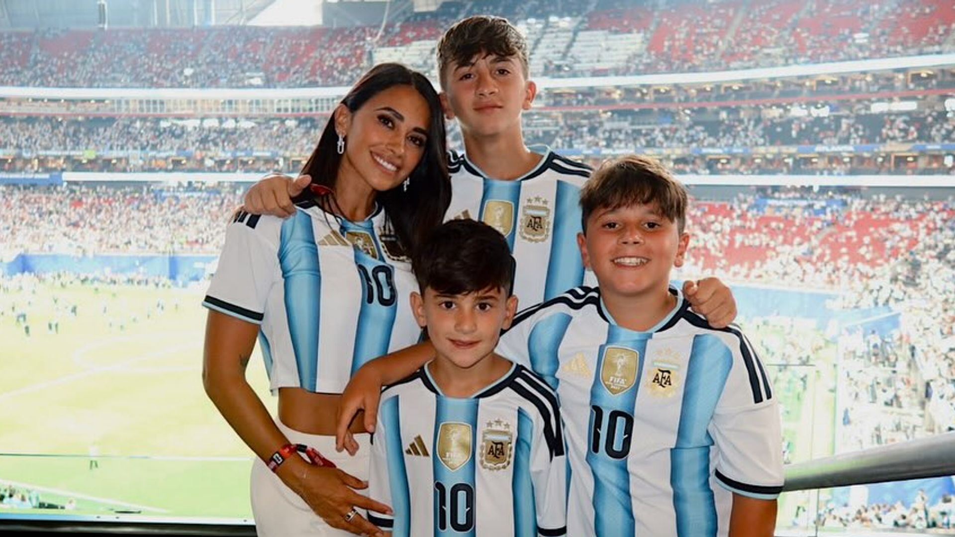 Antonela Roccuzzo con sus tres hijos en el partido que llevó a Argentina a la final