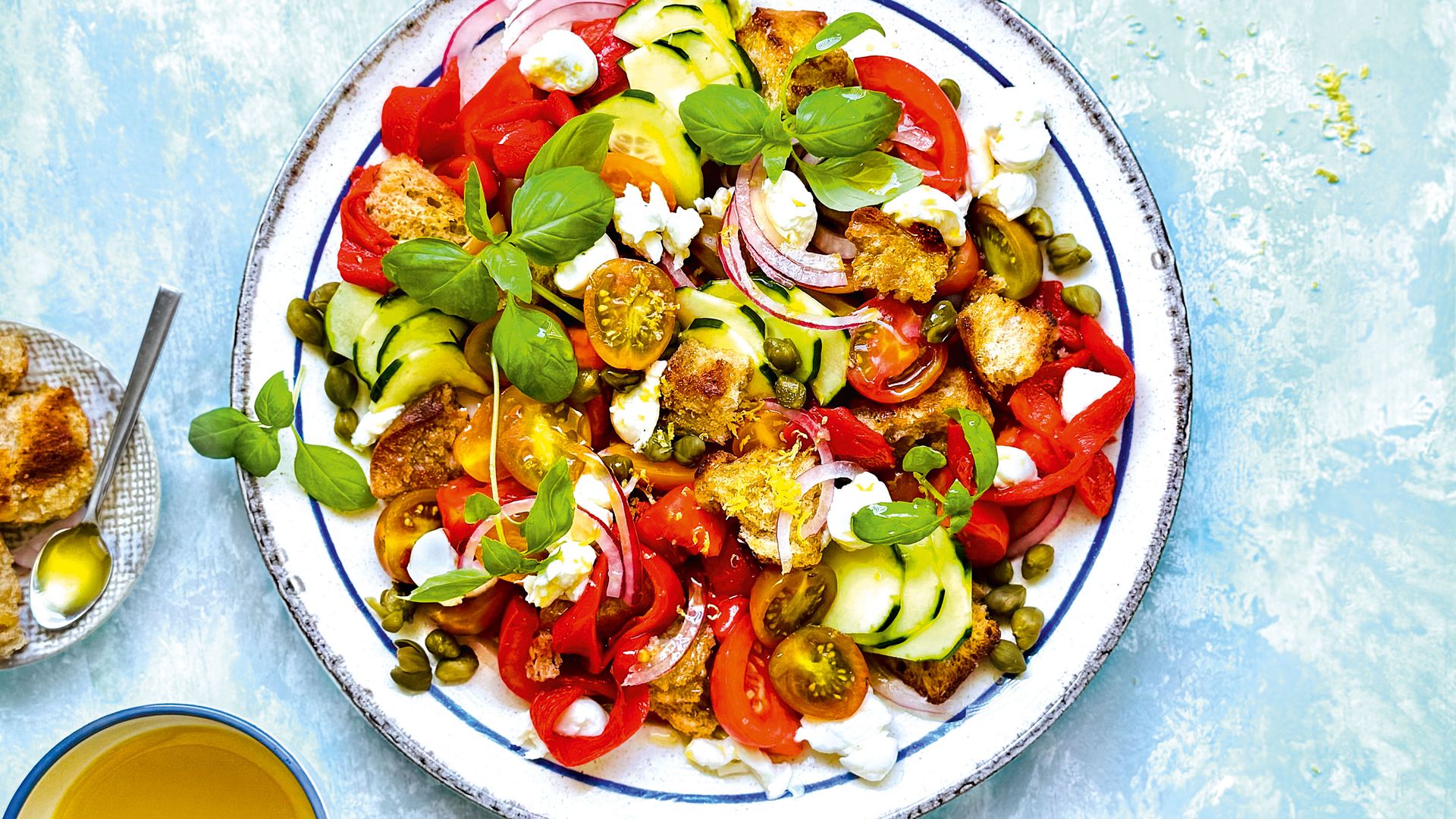 ​​​LA RECETA FRESQUITA DEL DÍA. Ensalada panzanella con burrata: la receta italiana más fresca para el verano