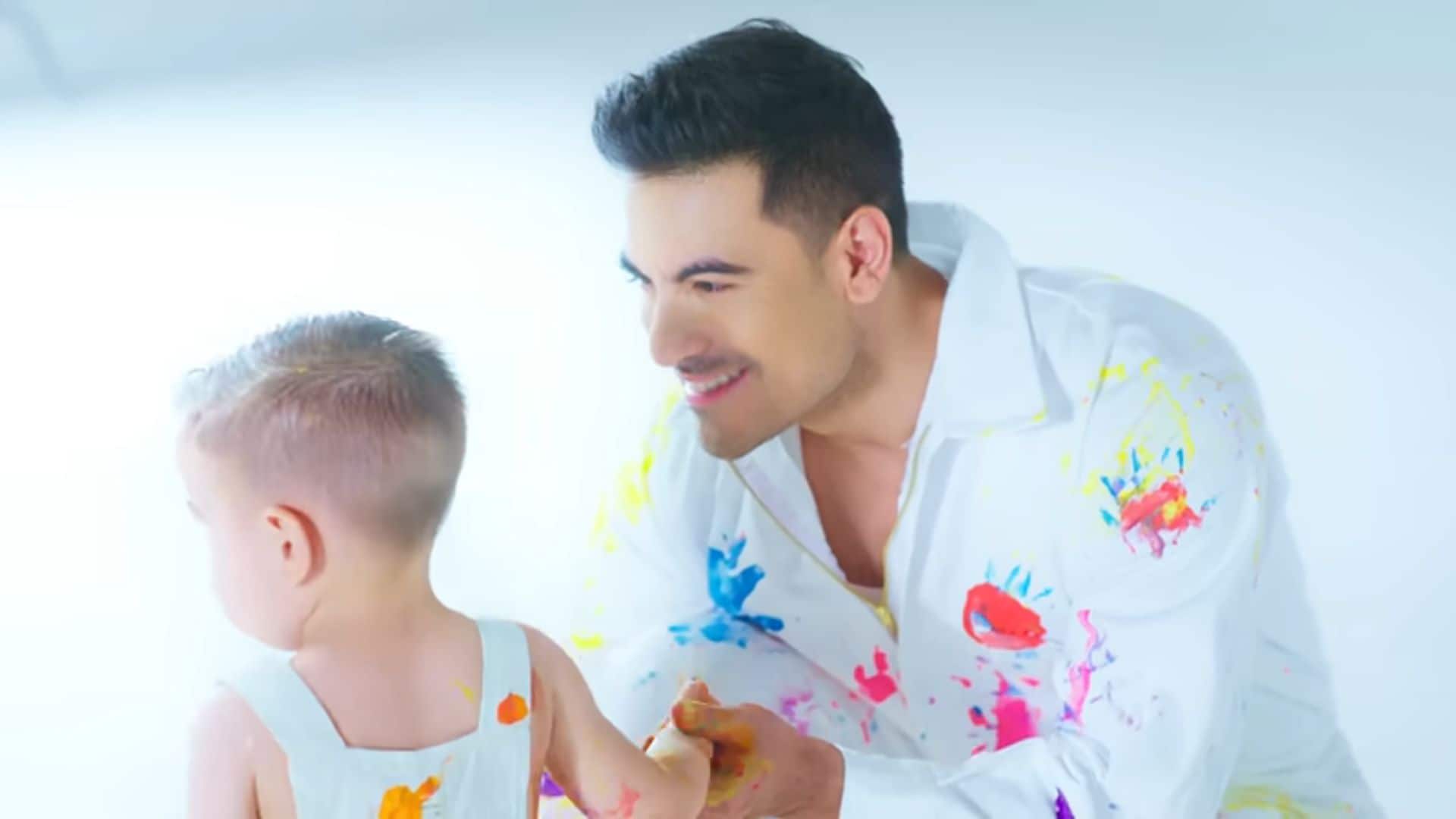 León, el hijo de Carlos Rivera, debuta en pantalla junto a su papá en el nuevo videoclip del cantante