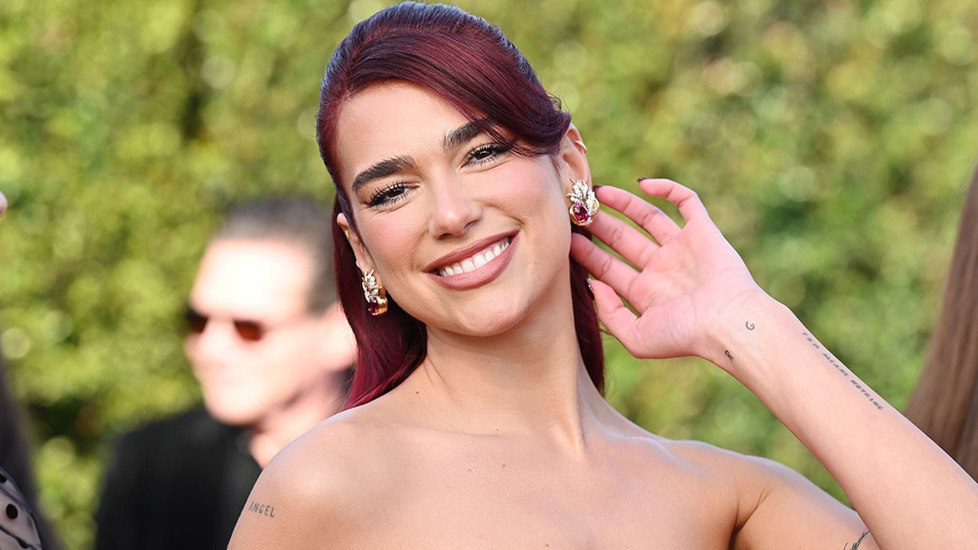 Dua Lipa deslumbra con un exclusivo traje de invitada del mismo tono que su llamativa melena