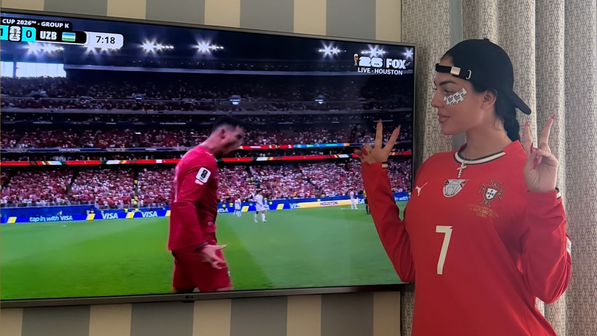Georgina Rodríguez, atenta al partido en el que Cristiano Ronaldo anotó dos goles.