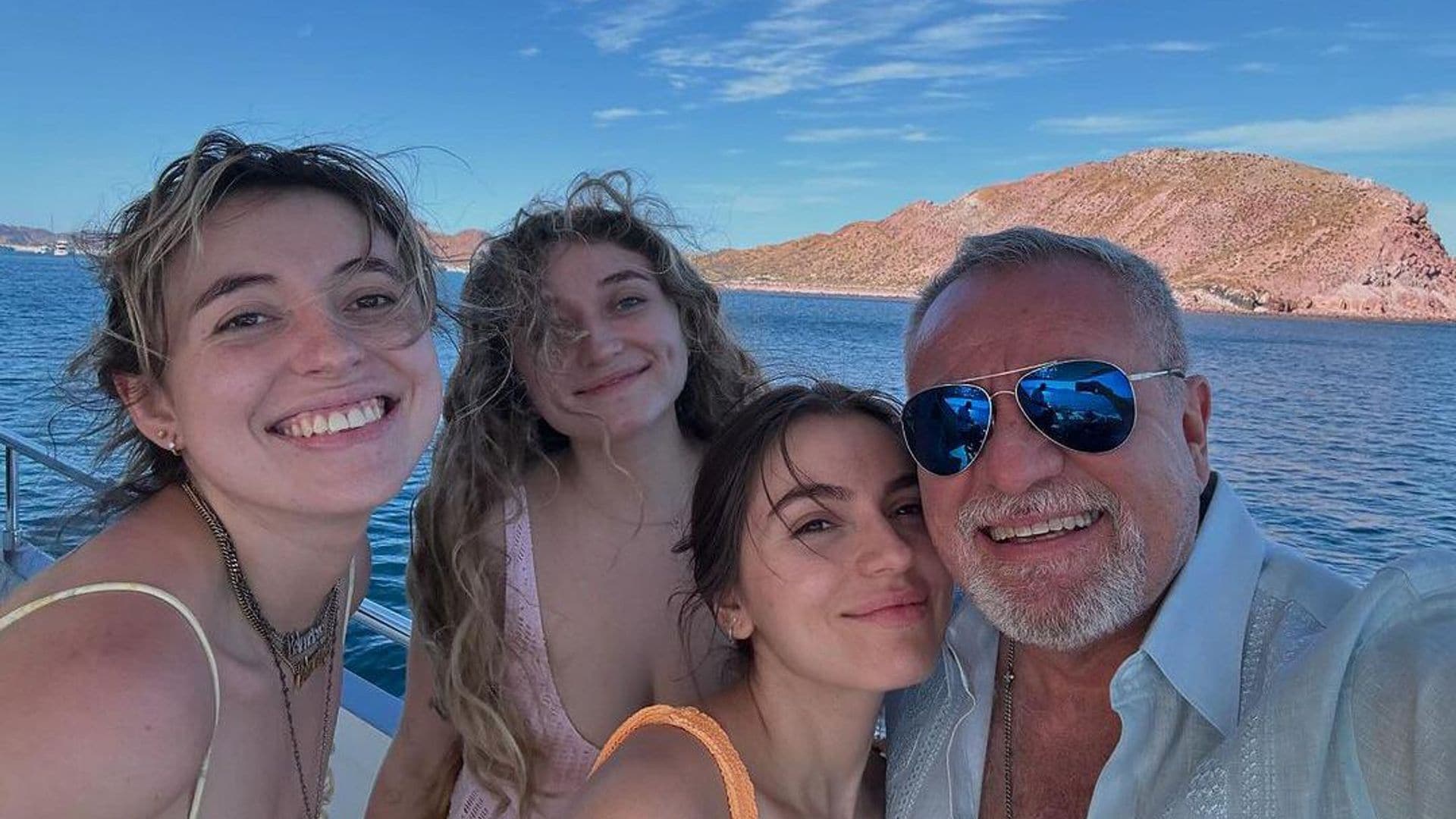 ‘El Güero’ Castro celebra su cumpleaños en altamar y rodeado del amor de sus tres hijas