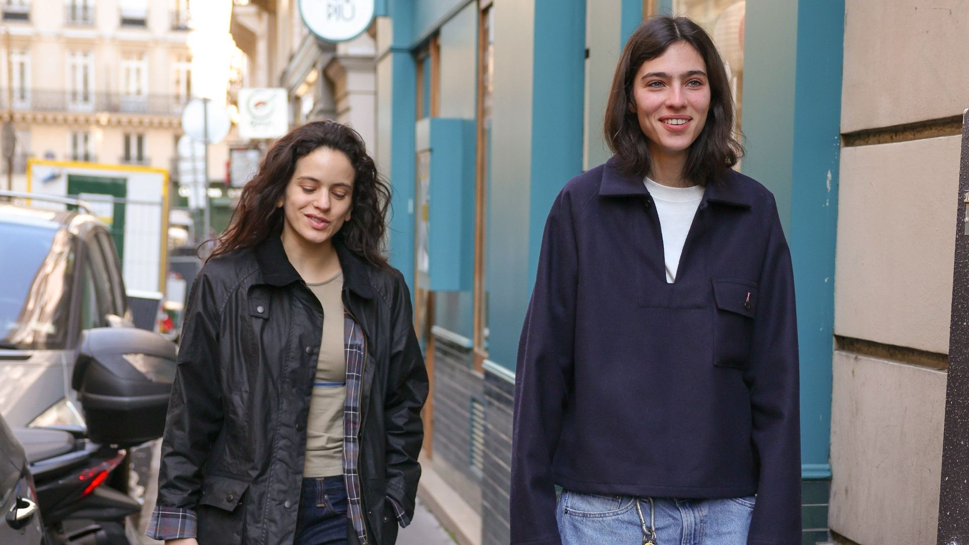 Rosalía y Loli Bahía fueron captadas paseando en París el pasado 19 de marzo.