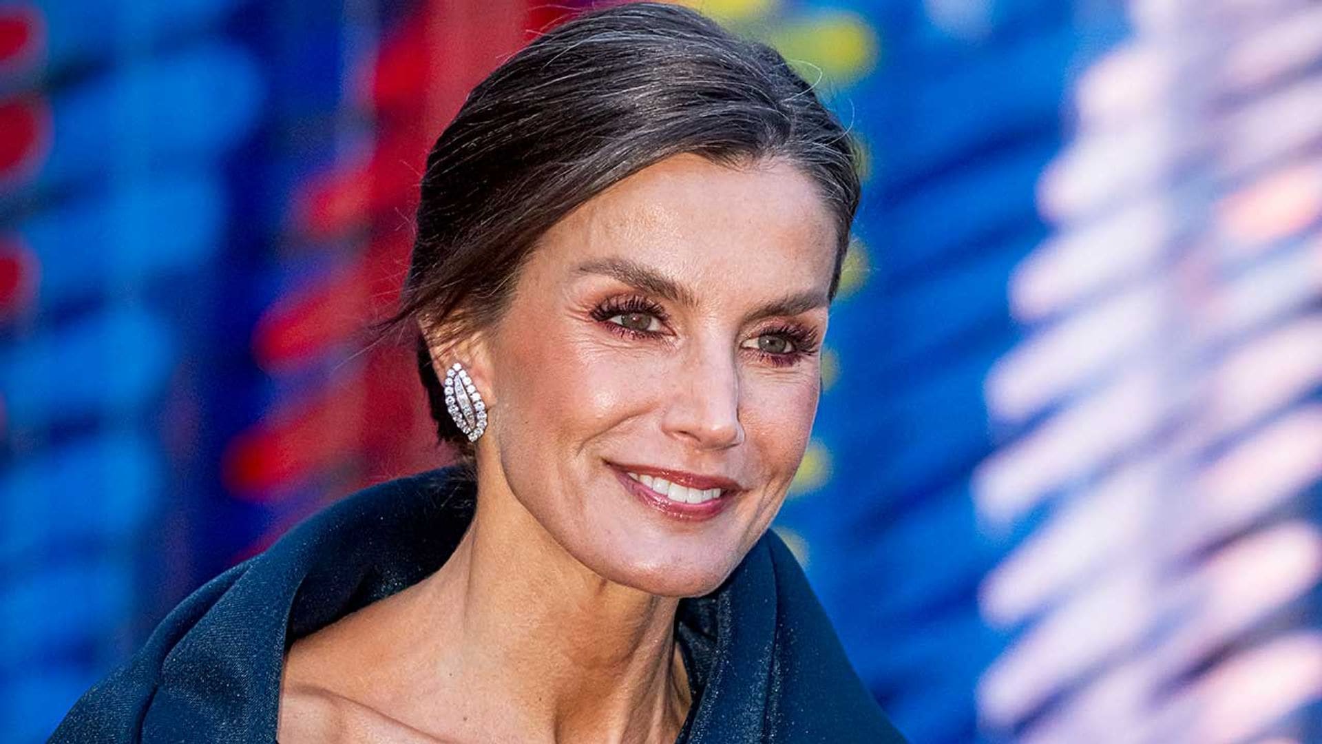 El nuevo recogido de 'nudos' y todos los peinados de la reina Letizia con su melena 'clavicut'