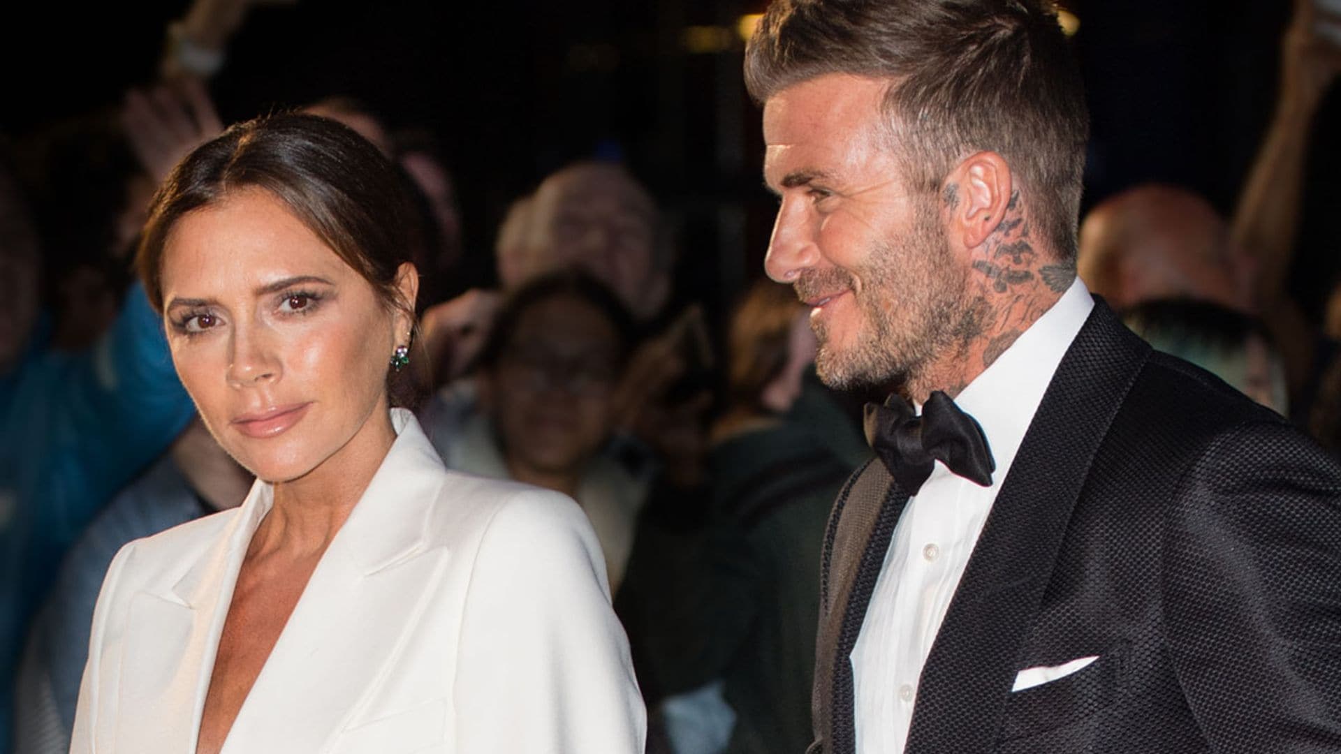 David Beckham no puede aguantar la risa viendo a Victoria entrenar en la cubierta de un barco