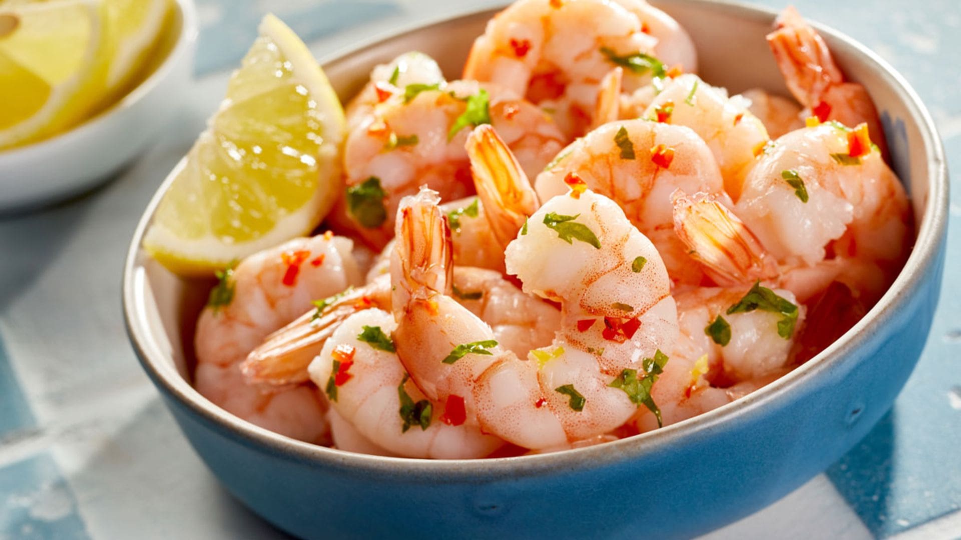 Gambas al vapor con guindilla y cilantro