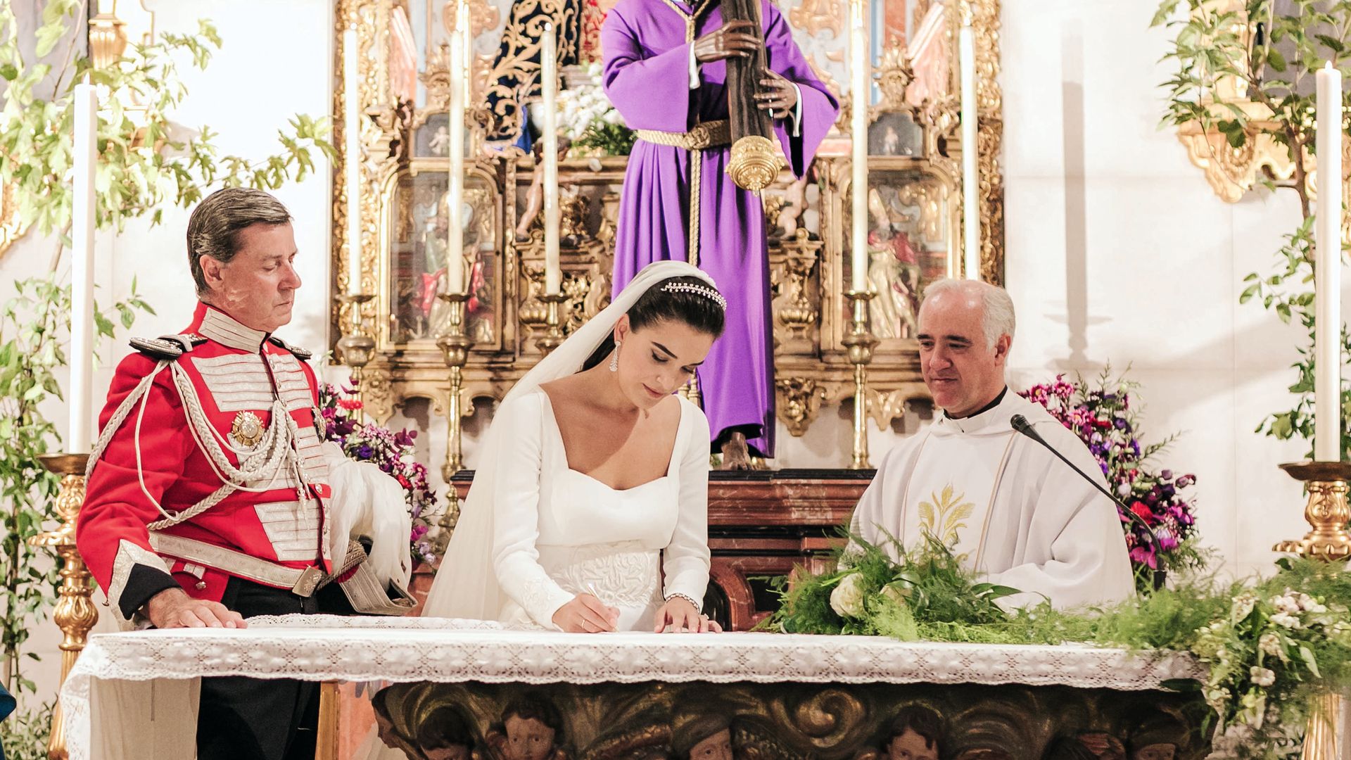 La pareja firmando el acta matrimonial, ante la mirada del padre Ignacio Jiménez Sánchez-Dalp