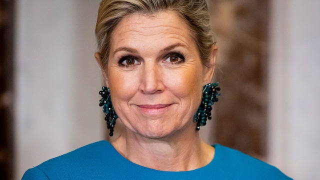 Plano medio de la Reina Máxima de Países Bajos con look de colores