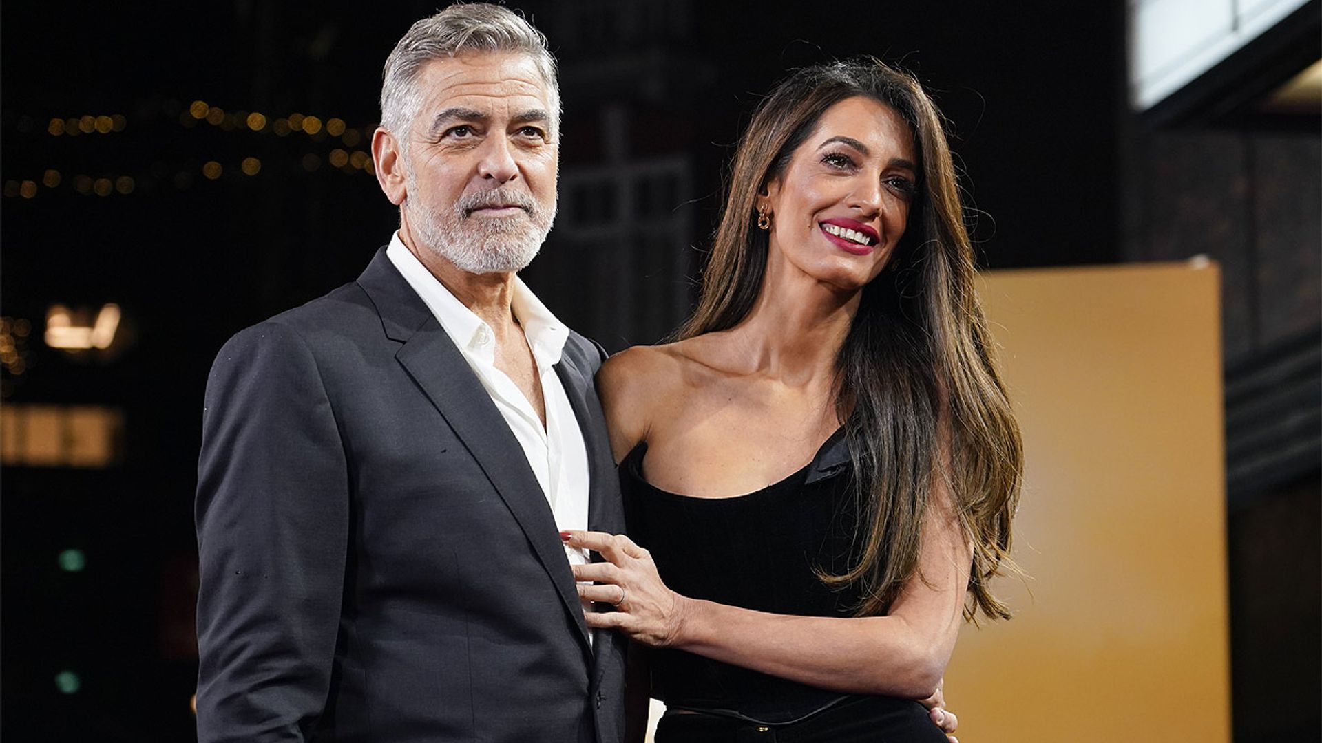 George y Amal Clooney, amor bajo la lluvia y sobre la alfombra roja en una noche muy importante para el actor
