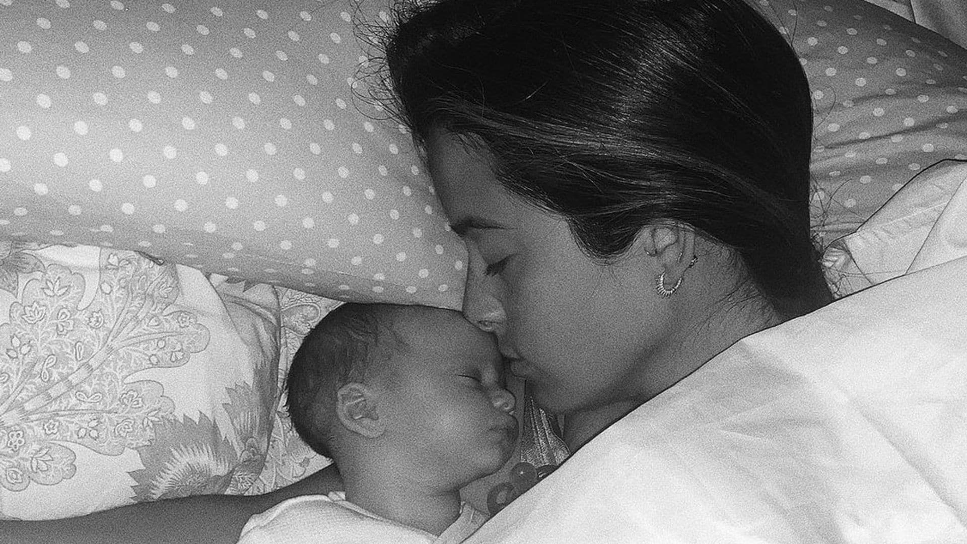 ¡Como un muñeco! María Fernández-Rubíes posa en una foto de lo más simpática con su bebé