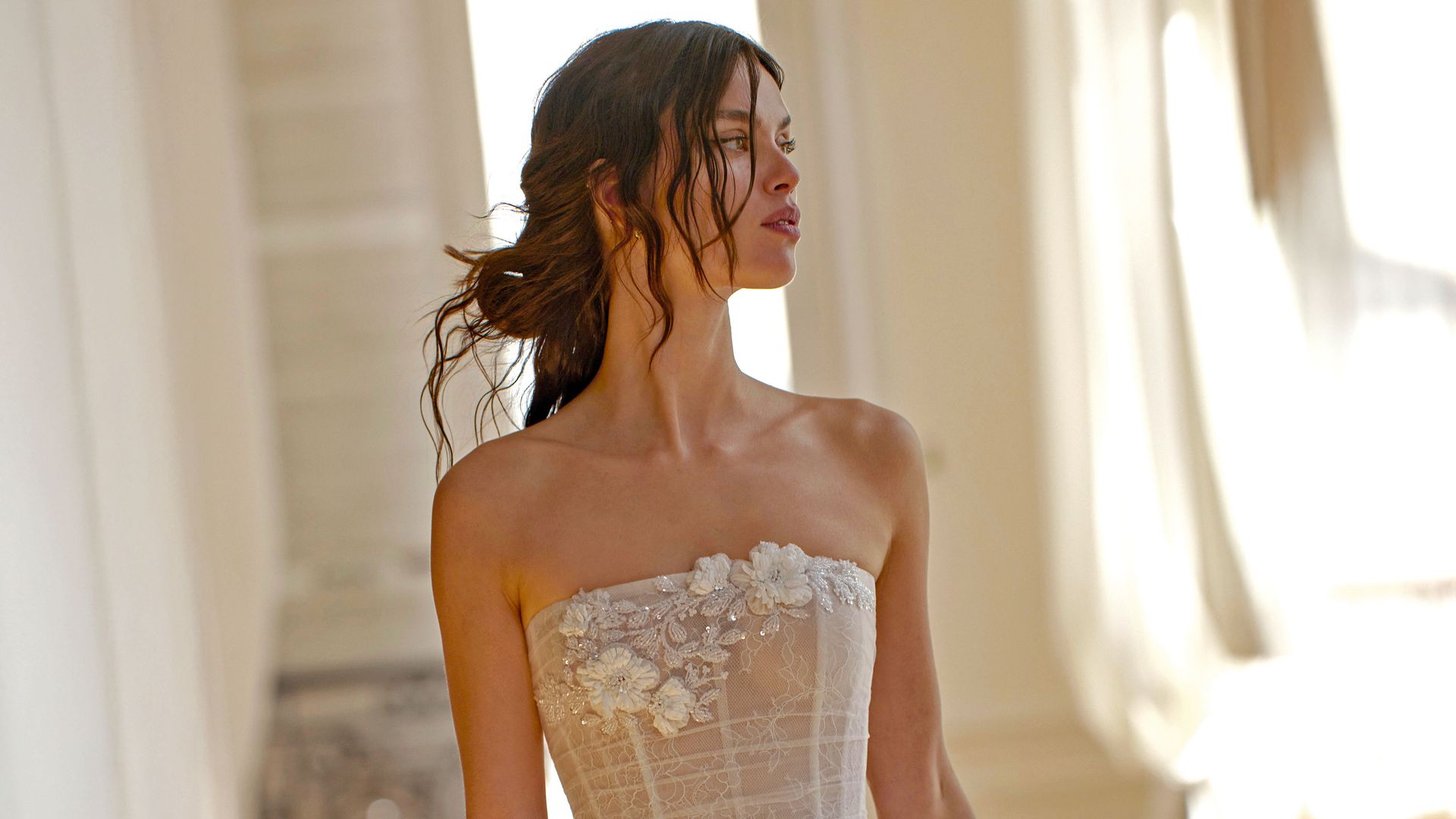 Mujer vestida de novia con un diseño de lo más exuberante
