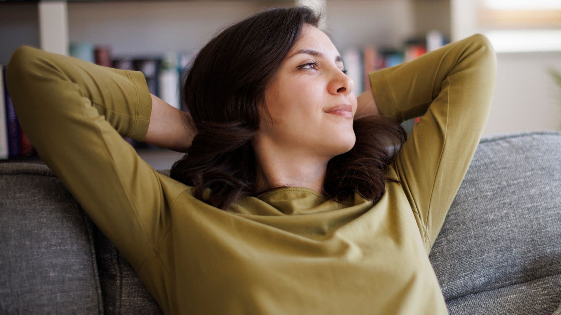chica mirando ventana sentada