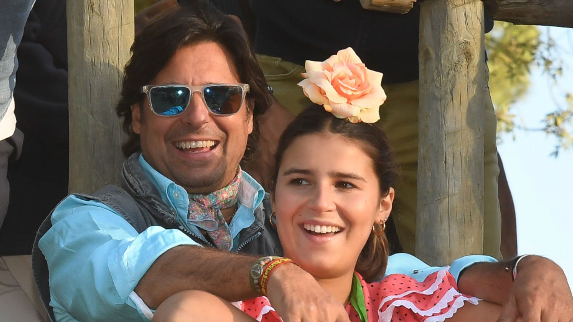 El beso en la frente con el que Francisco Rivera protege a su hija Tana en el Rocío mientras se funden en un sentido abrazo