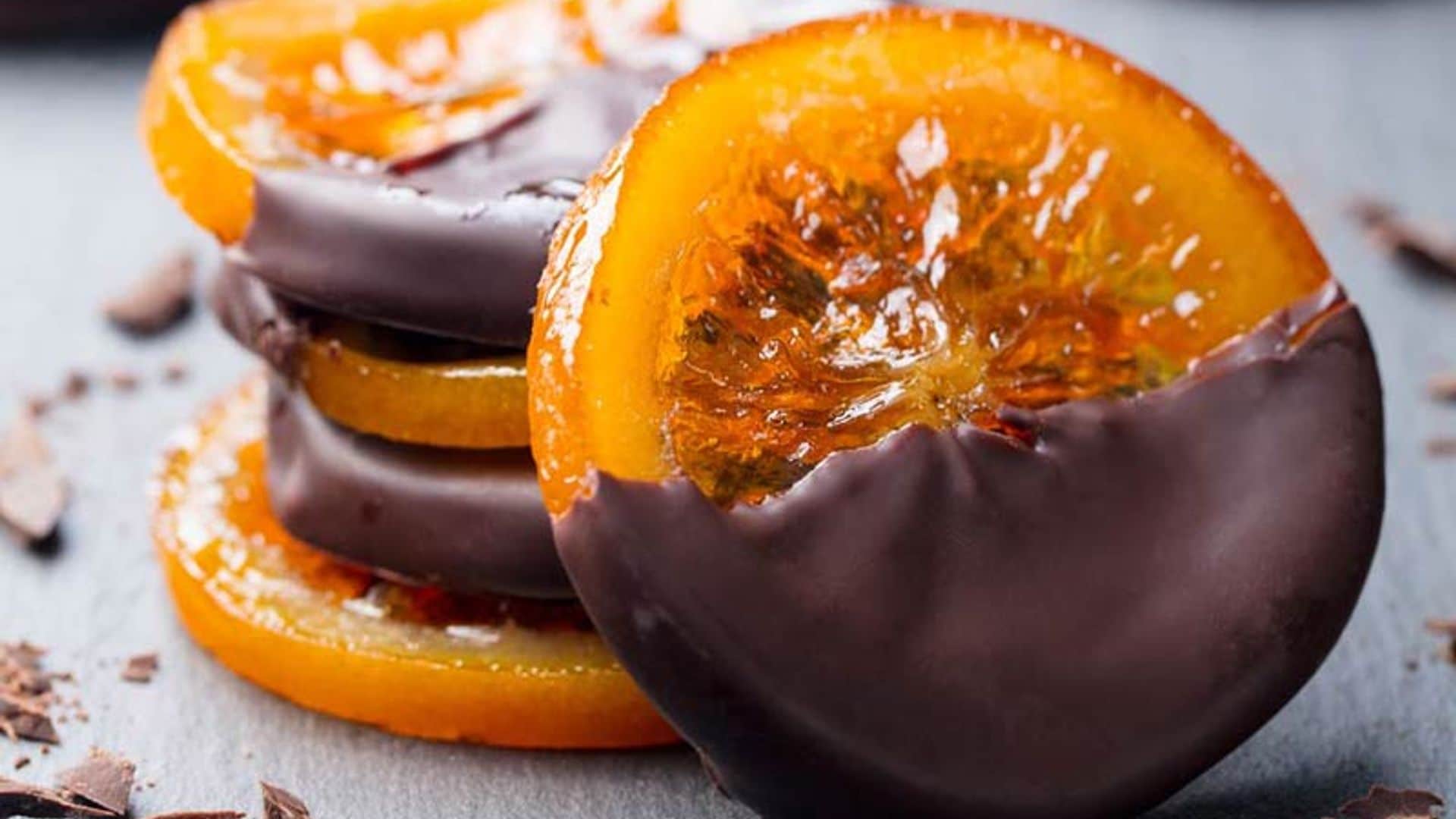 Ruedas de naranja confitada con chocolate fundido
