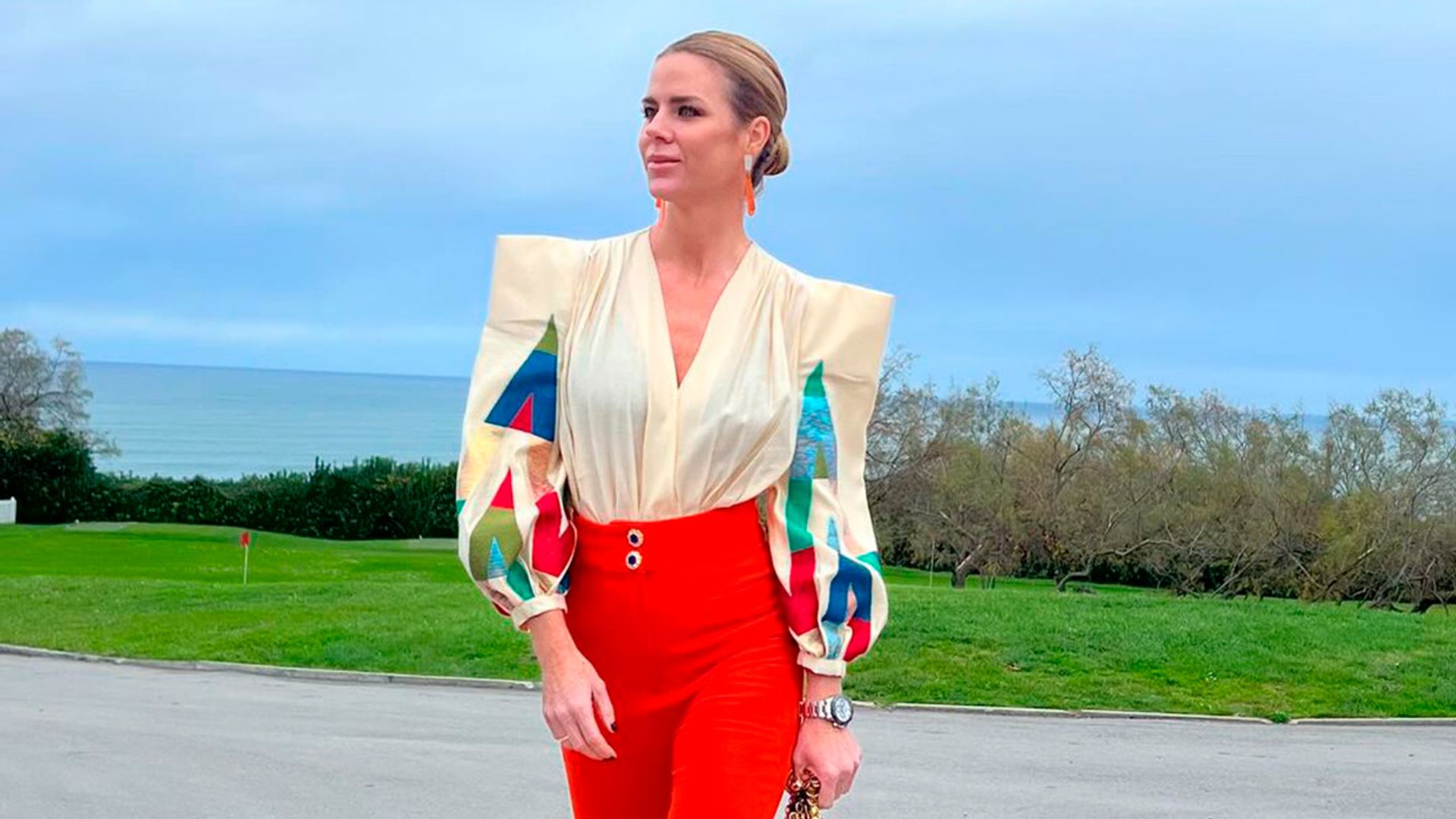Amelia Bono con un original look de invitada en Bilbao: top con hombreras y pantalón efecto 'cintura de avispa'