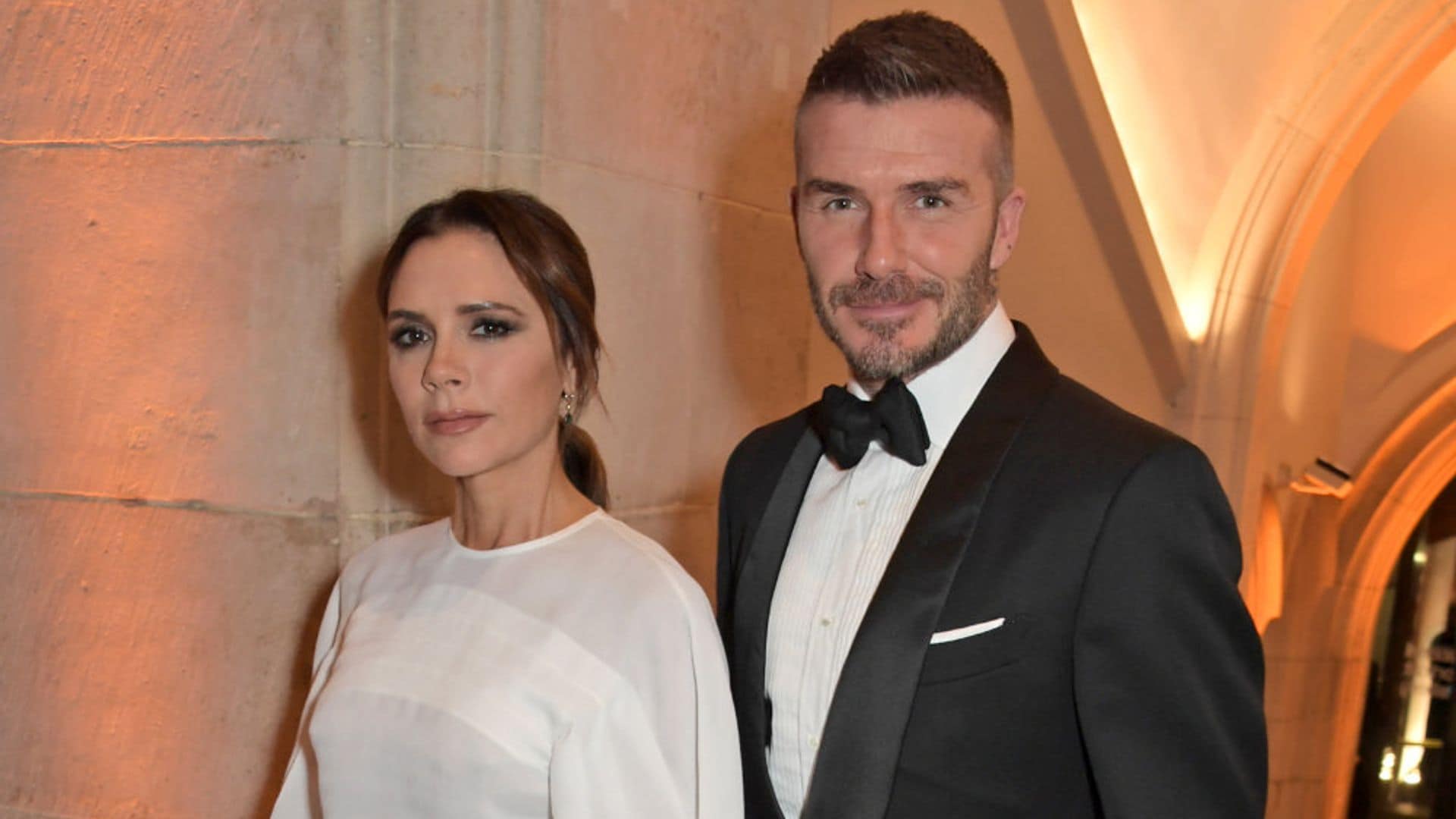 David y Victoria Beckham recrean 20 años después su icónico look 'denim' a juego