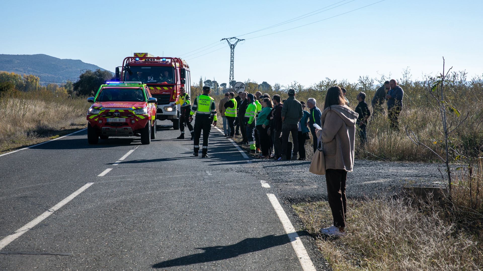Agentes de los Servicios de Emergencias trabajan en el lugar del accidente, a 28 de octubre de 2026, en Urda, Toledo, Castilla-La Mancha