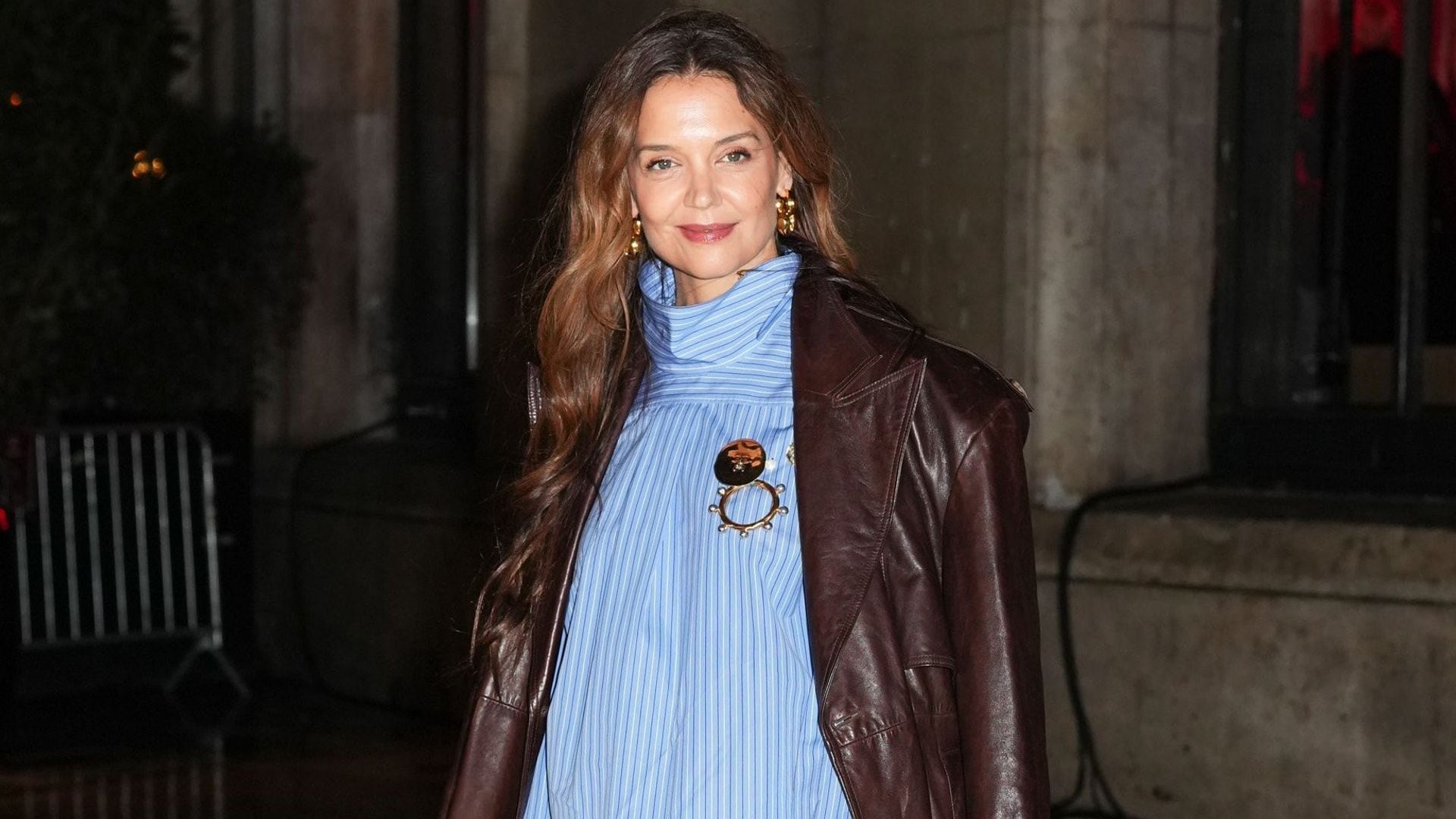 Katie Holmes reinventa los clásicos en el desfile de Patou durante la Semana de la Moda en París