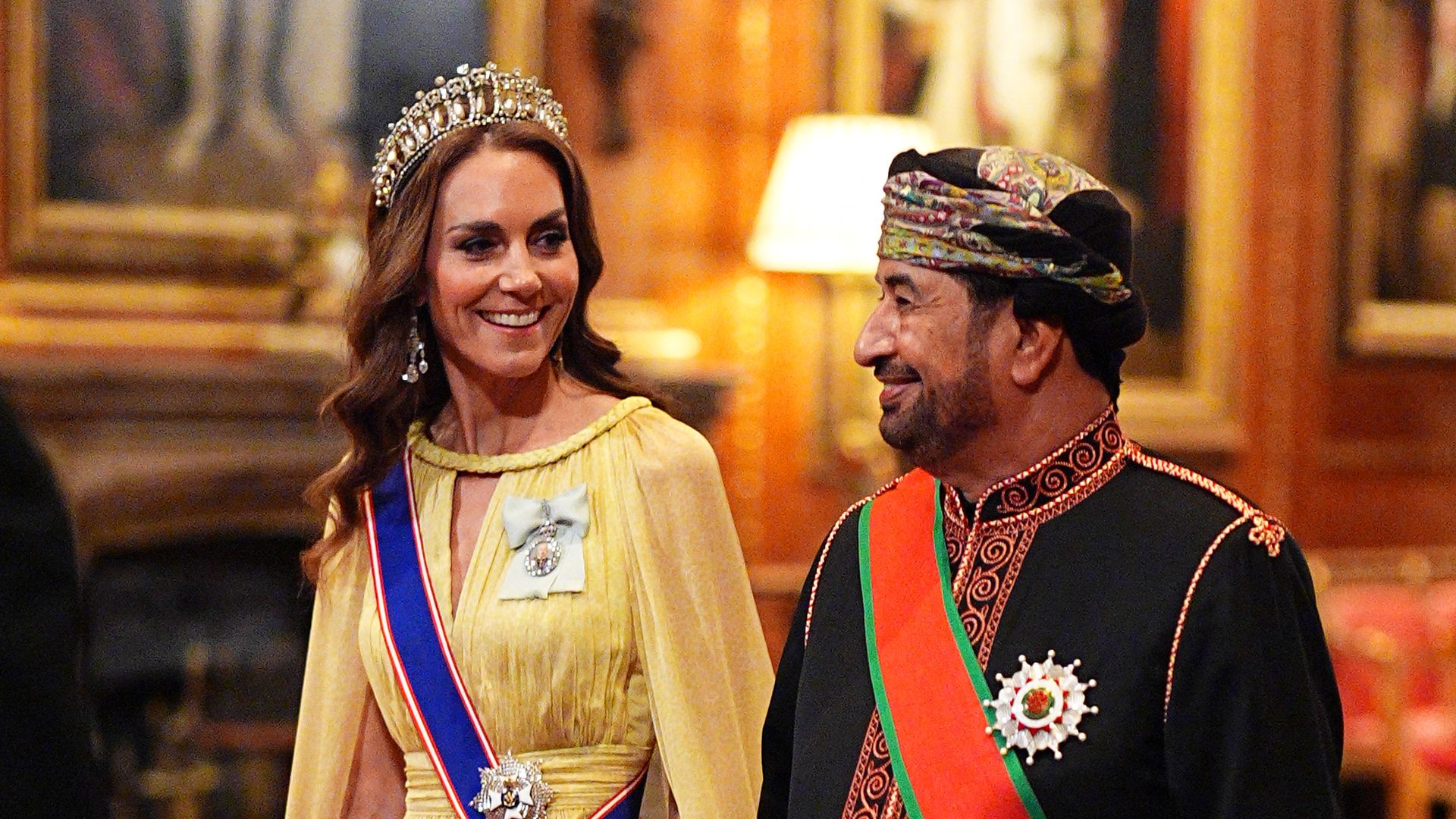 La gran noche de los Windsor junto al sultán de Omán: del menú 'typical british' al descuido de Kate Middleton con su vestido