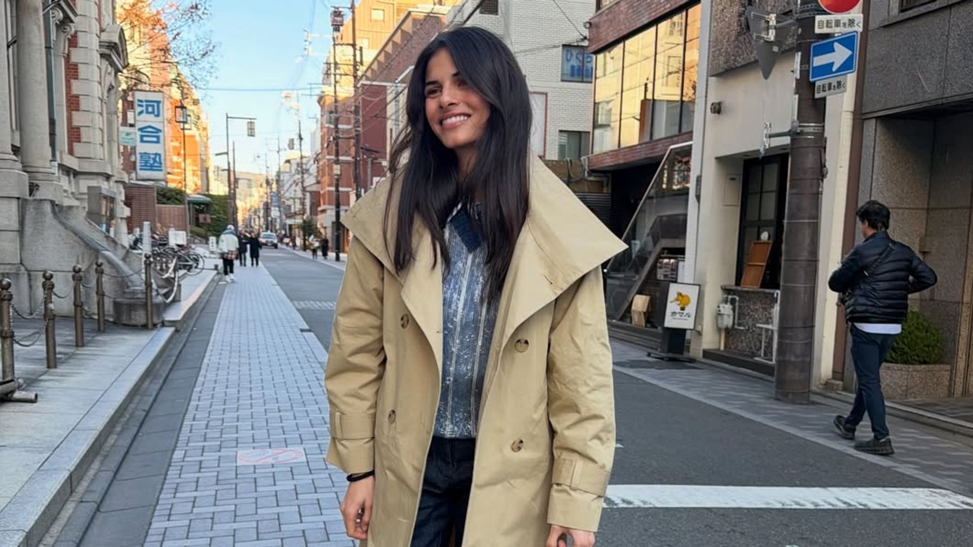 La gabardina 'oversize' con la que hemos coincidido todas las editoras de moda esta semana es perfecta para un San Isidro lluvioso