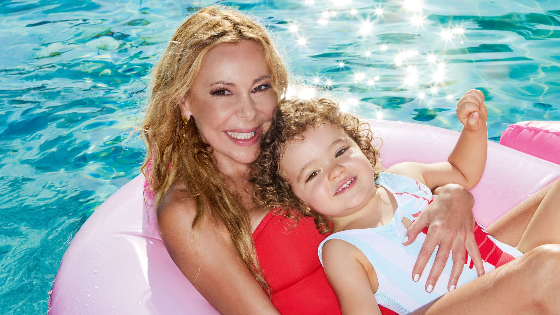 Ana Obregón con su nieta Anita en el nuevo posado del verano