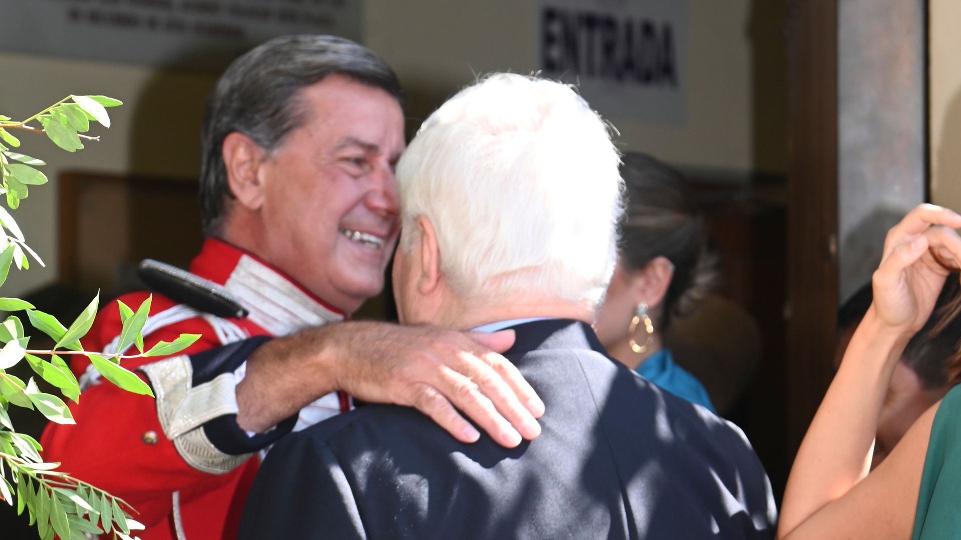 EN VÍDEO: Cayetano Martínez de Irujo y su hermano Carlos, el abrazo de la reconciliación