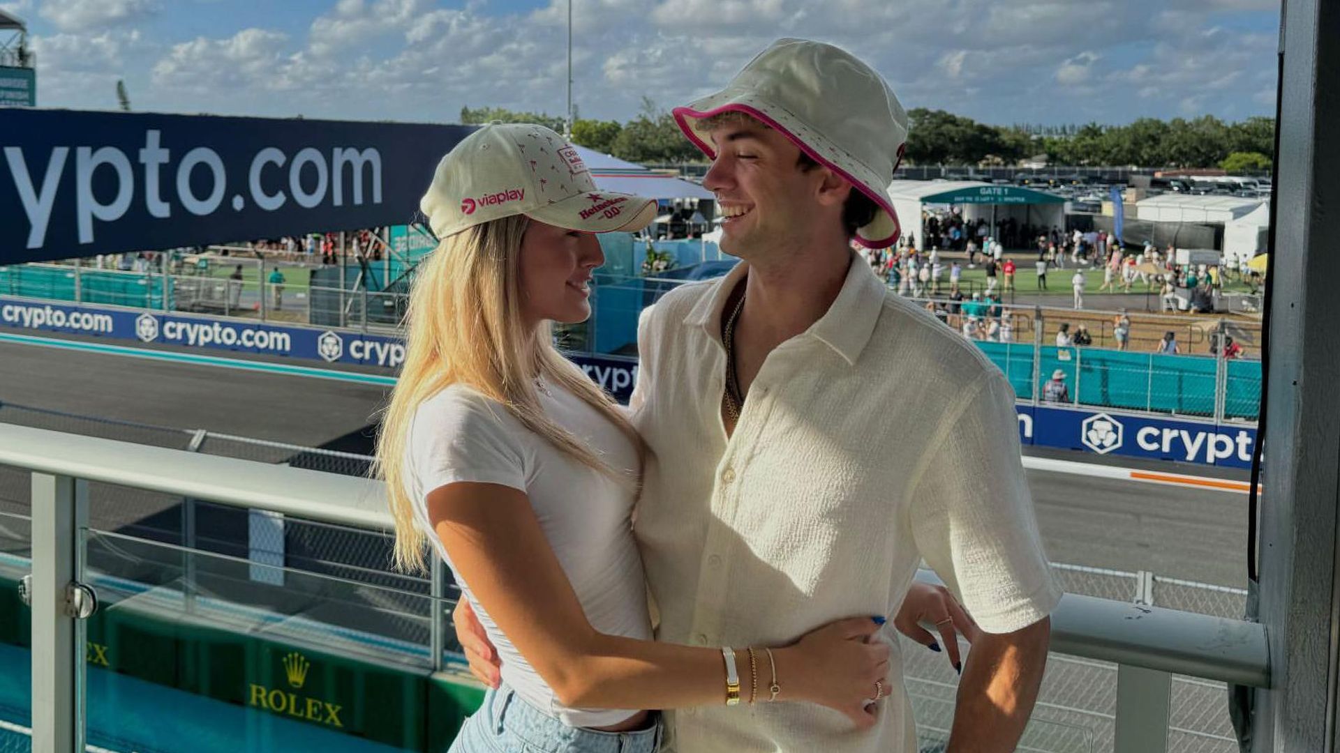 Christopher Levy e Ivy Puente, enamorados y felices en una especial tarde en Miami