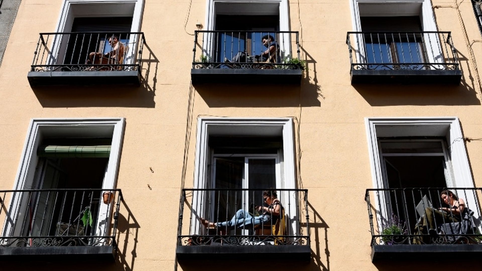 Amor en tiempos de Covid, se conocieron desde sus balcones y ahora ya planean su boda