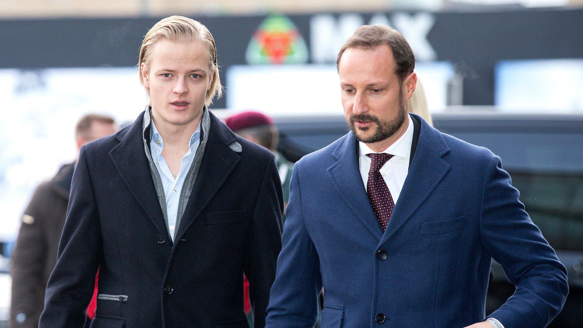 Príncipe Haakon junto Marius Borg 