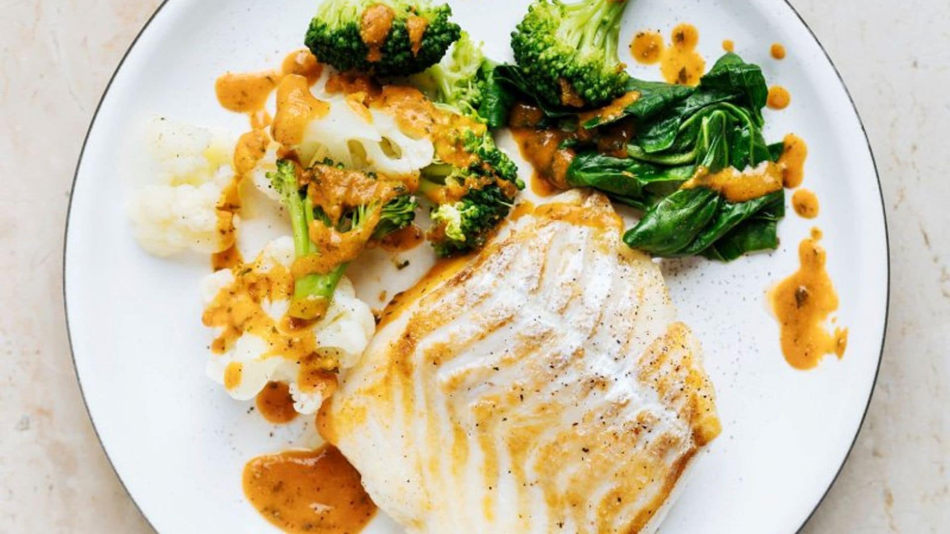 Mero a la plancha con vegetales y salsa roja de pimentón y eneldo