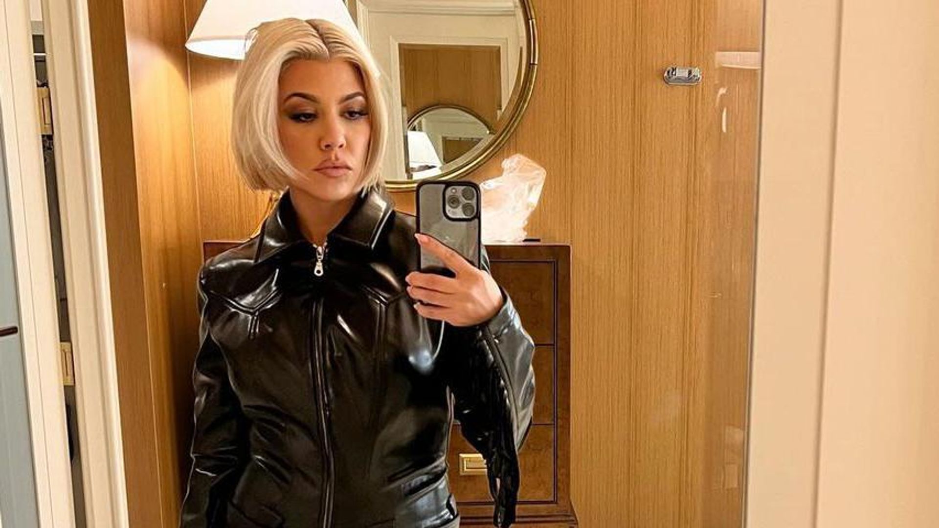 Cómo lograr el icónico bob platinado de Kourtney Kardashian sin dañar tu cabello