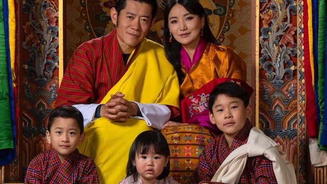 Los reyes de Bután con sus tres hijos dragones