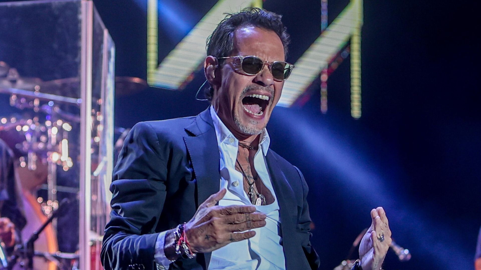 Marc Anthony, molesto con uno de sus fans por aventarle una botella al escenario