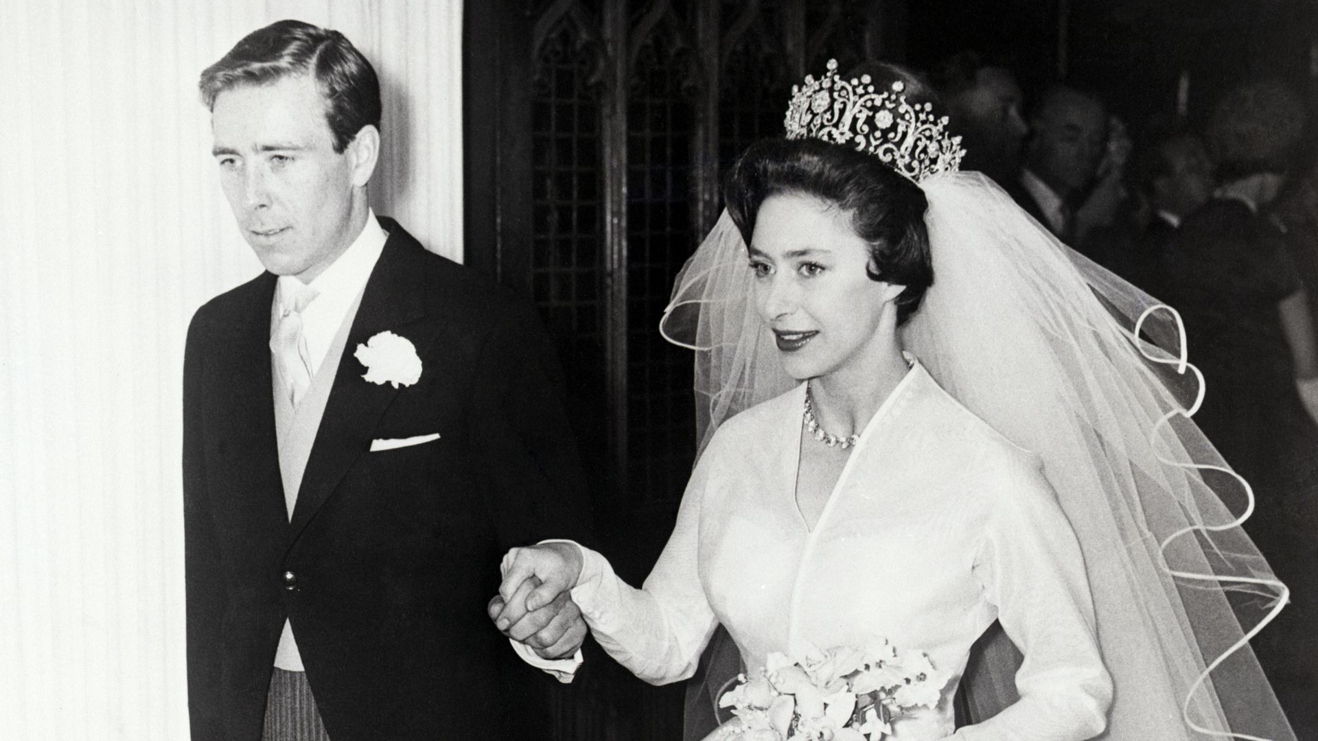 El vestido más sencillo de la historia, una tiara comprada por ella misma y una tarta de 68 kilos: recordamos la boda de la princesa Margarita