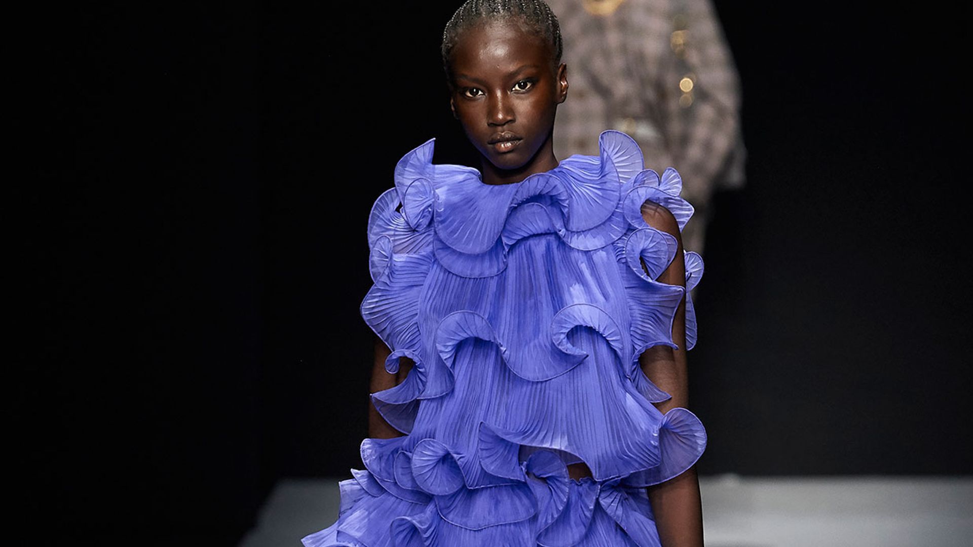 Oda al negro vs colores vibrantes: el juego de opuestos de Alberta Ferretti