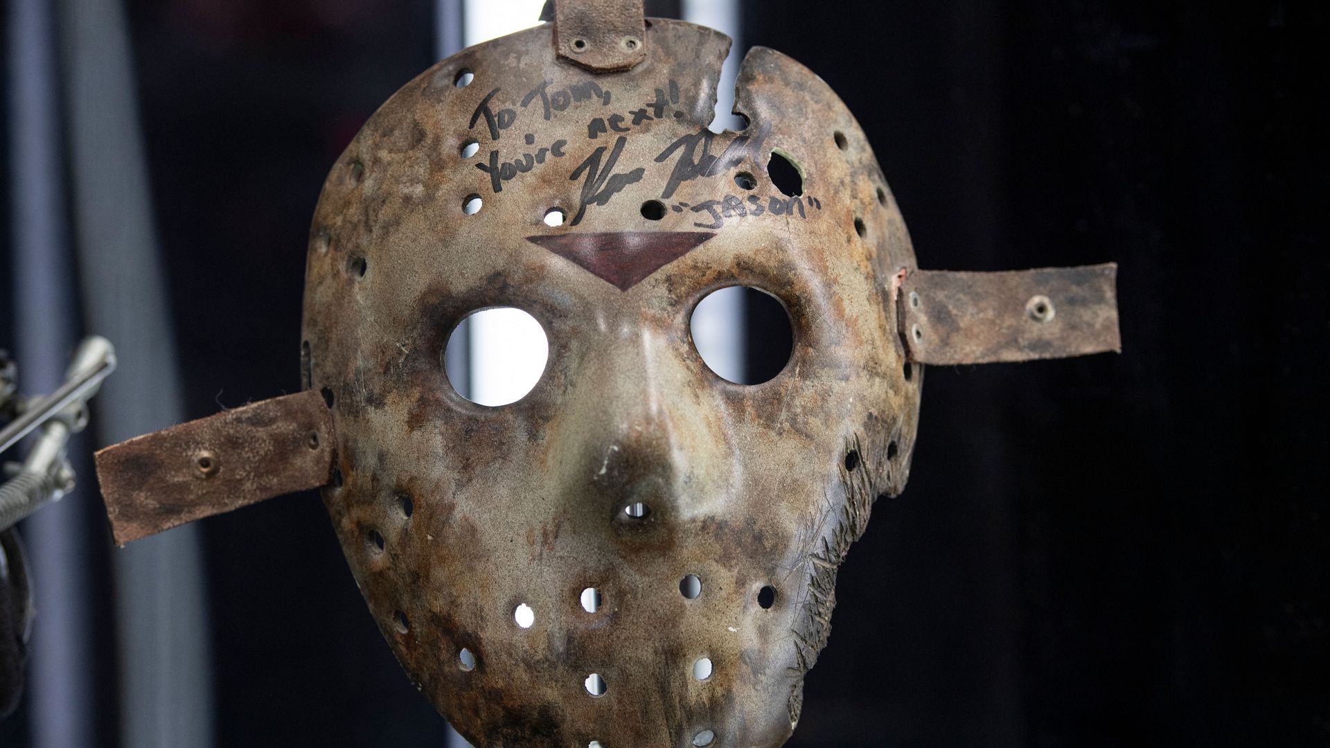 La icónica máscara de hockey de Jason Voorhees se convirtió en el símbolo definitivo del terror moderno tras el estreno de Viernes 13: una imagen que, desde entonces, muchos asocian automáticamente con la mala suerte del calendario cuando llega un viernes 13.