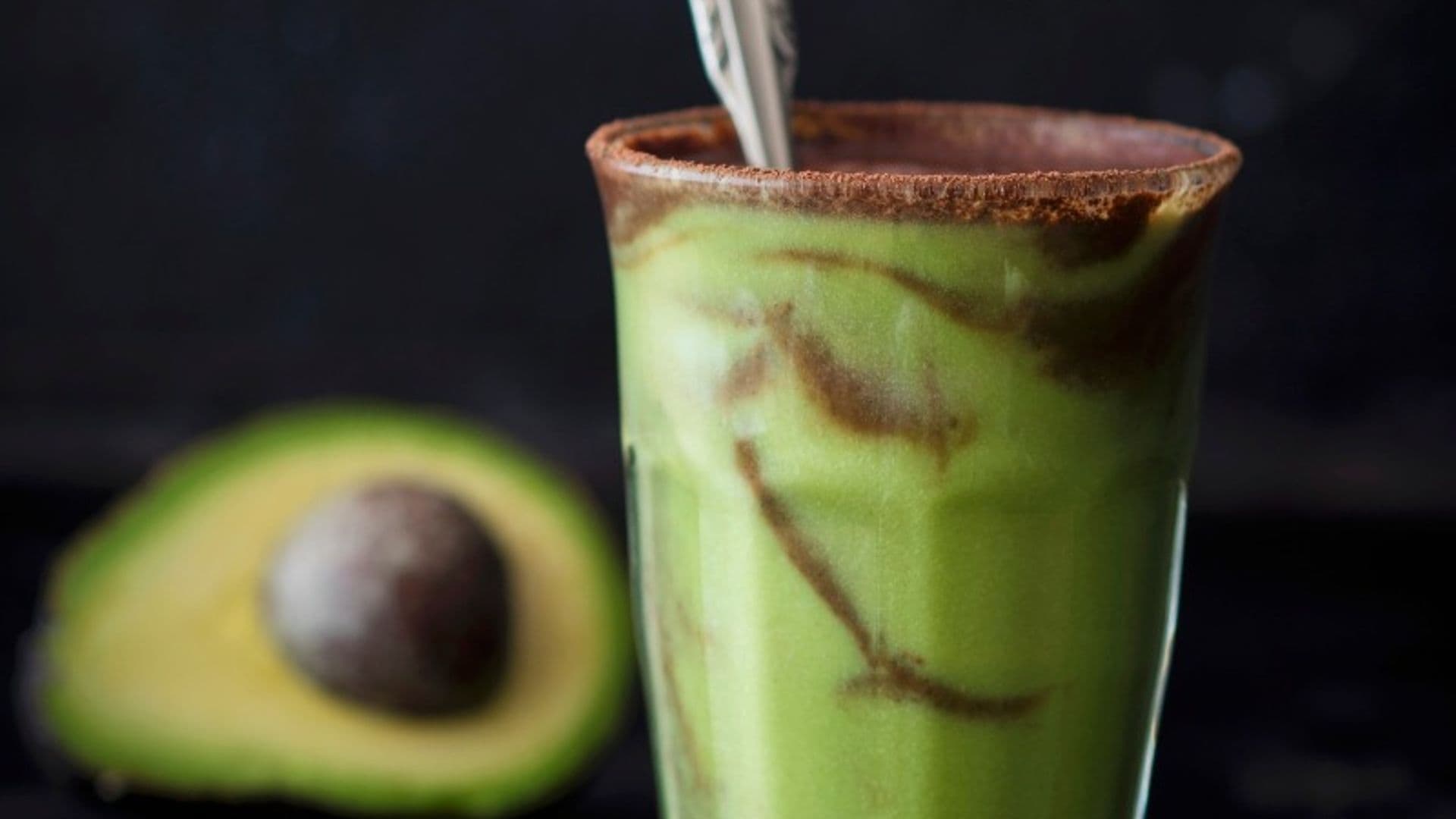 'Smoothie' de aguacate, manzana y cacao natural