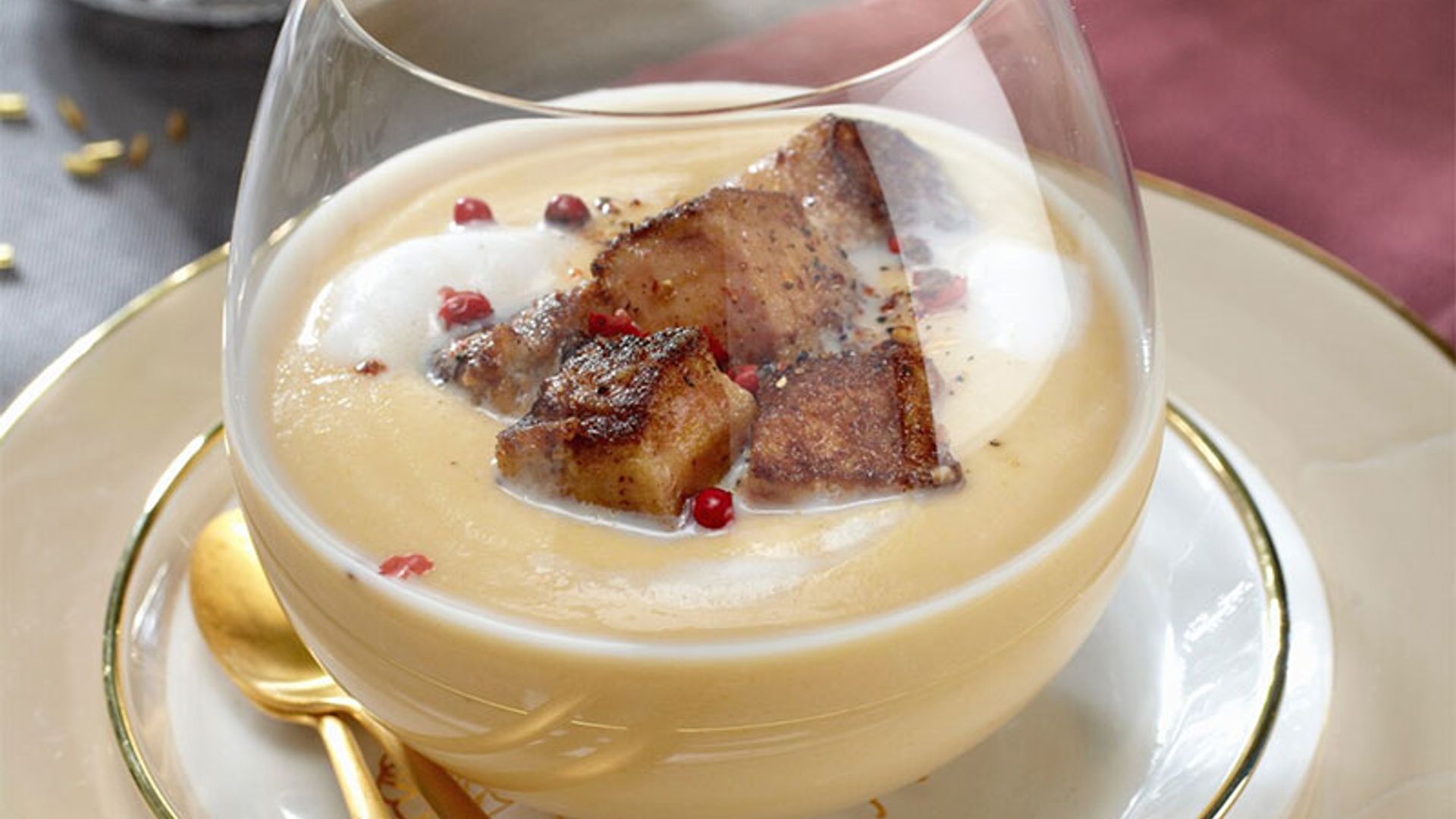 Crema de coco con dados de ave