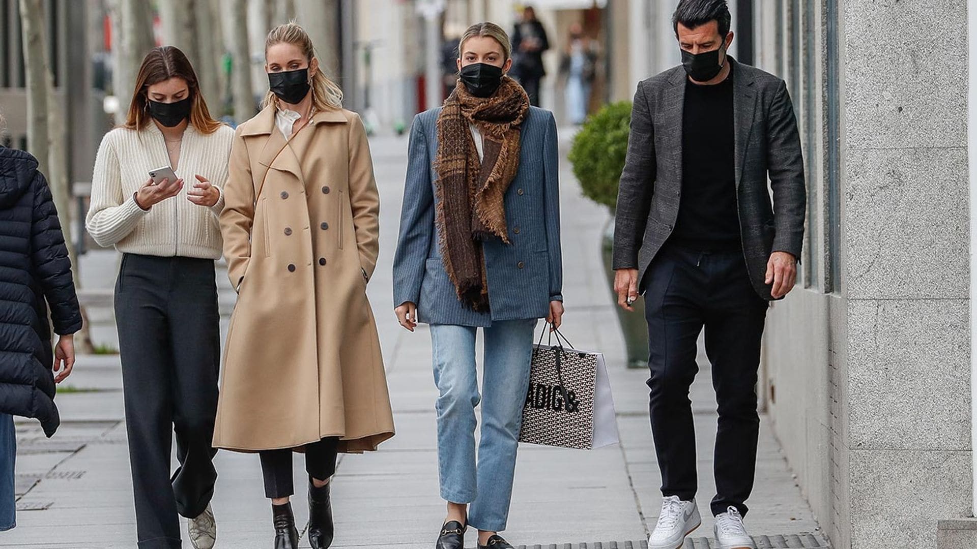 ¿Un anuncio de moda? No, es Luis Figo de paseo con su familia
