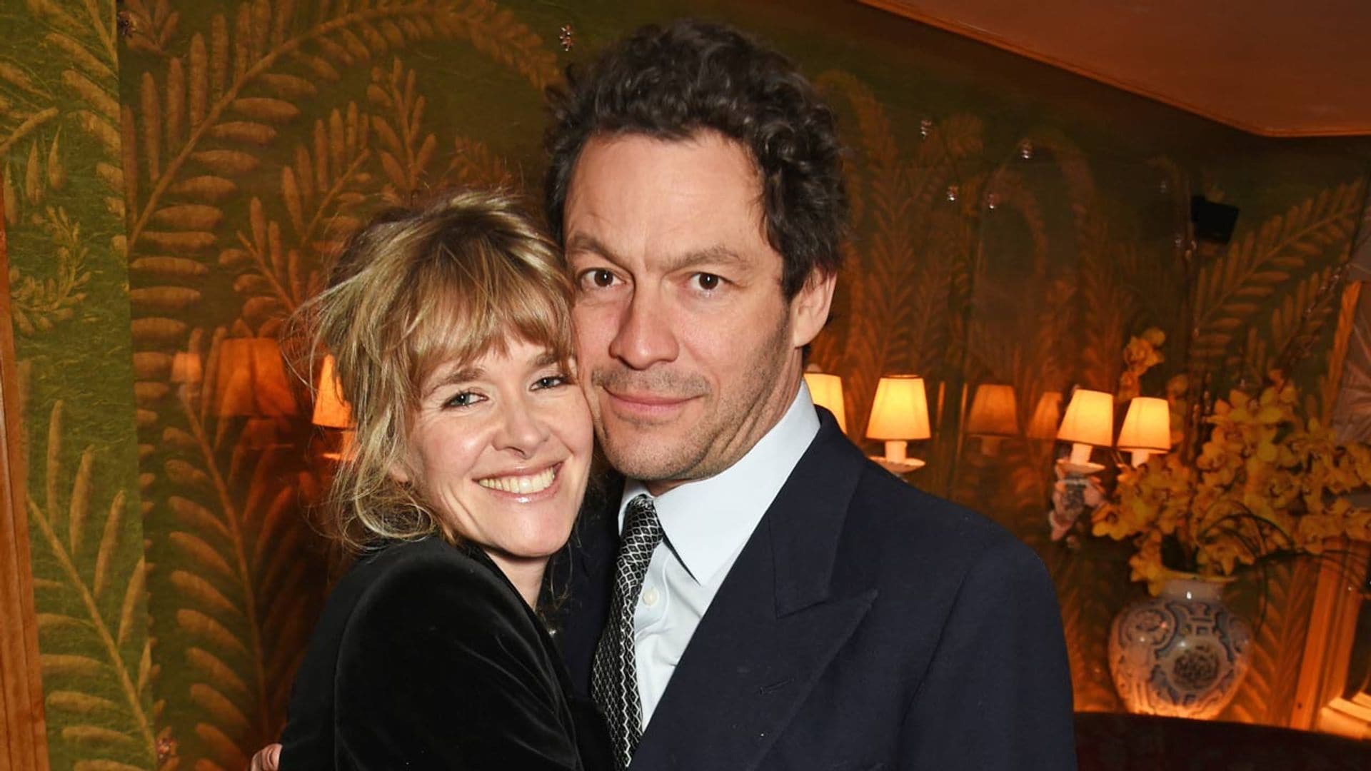 Dominic West rompe su silencio y habla de lo que le supuso su beso con la actriz Lily James cuando estaba casado