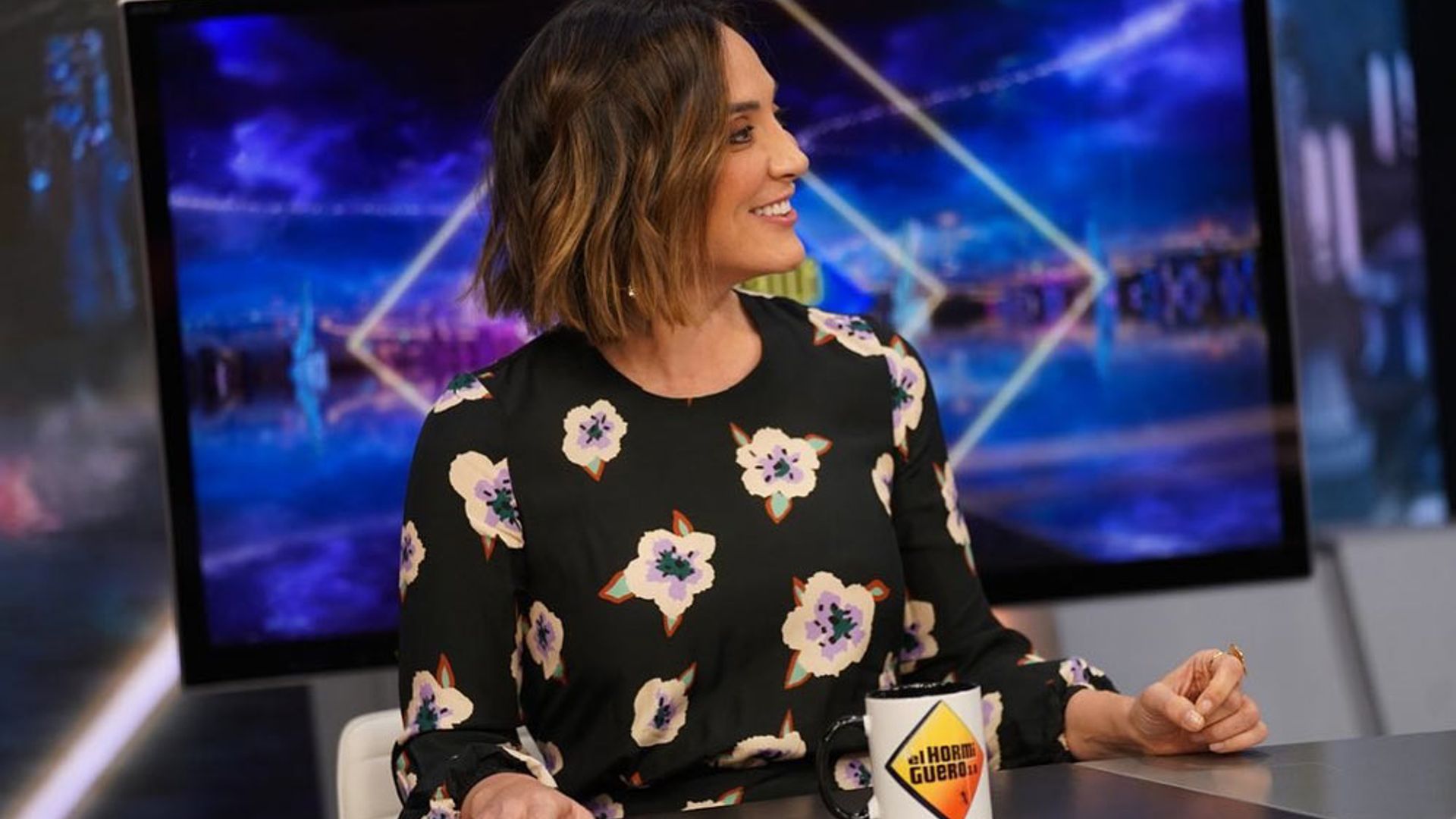 Espalda escotada y flores 'arty': el vestido que ha convencido a Tamara Falcó para dejar el pantalón