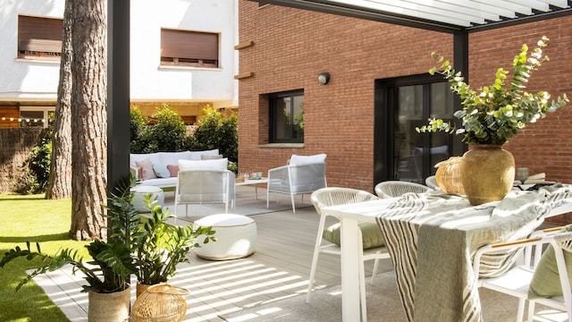 Jardín con pérgola y zona de estar. 